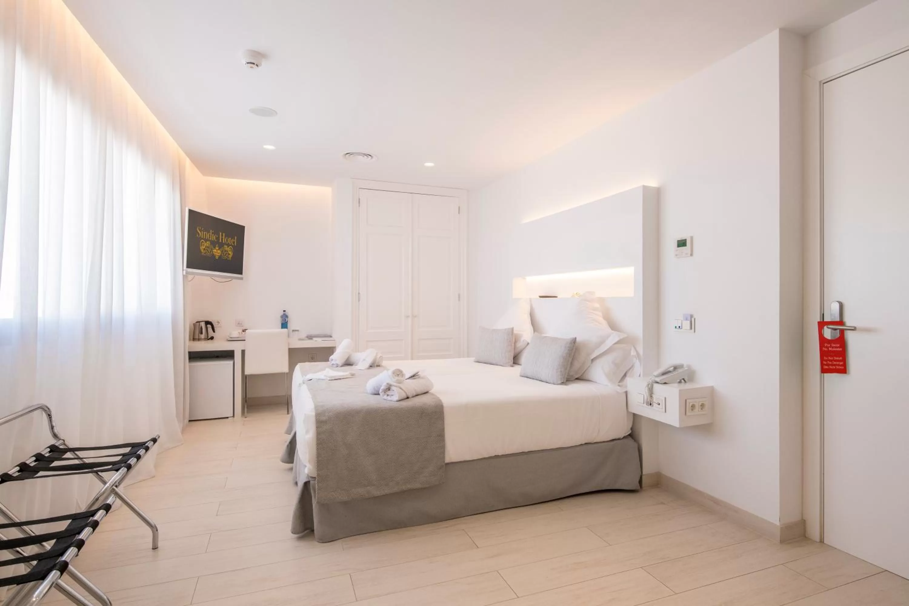 Photo of the whole room, Bed in Sindic Hotel - Adults Only