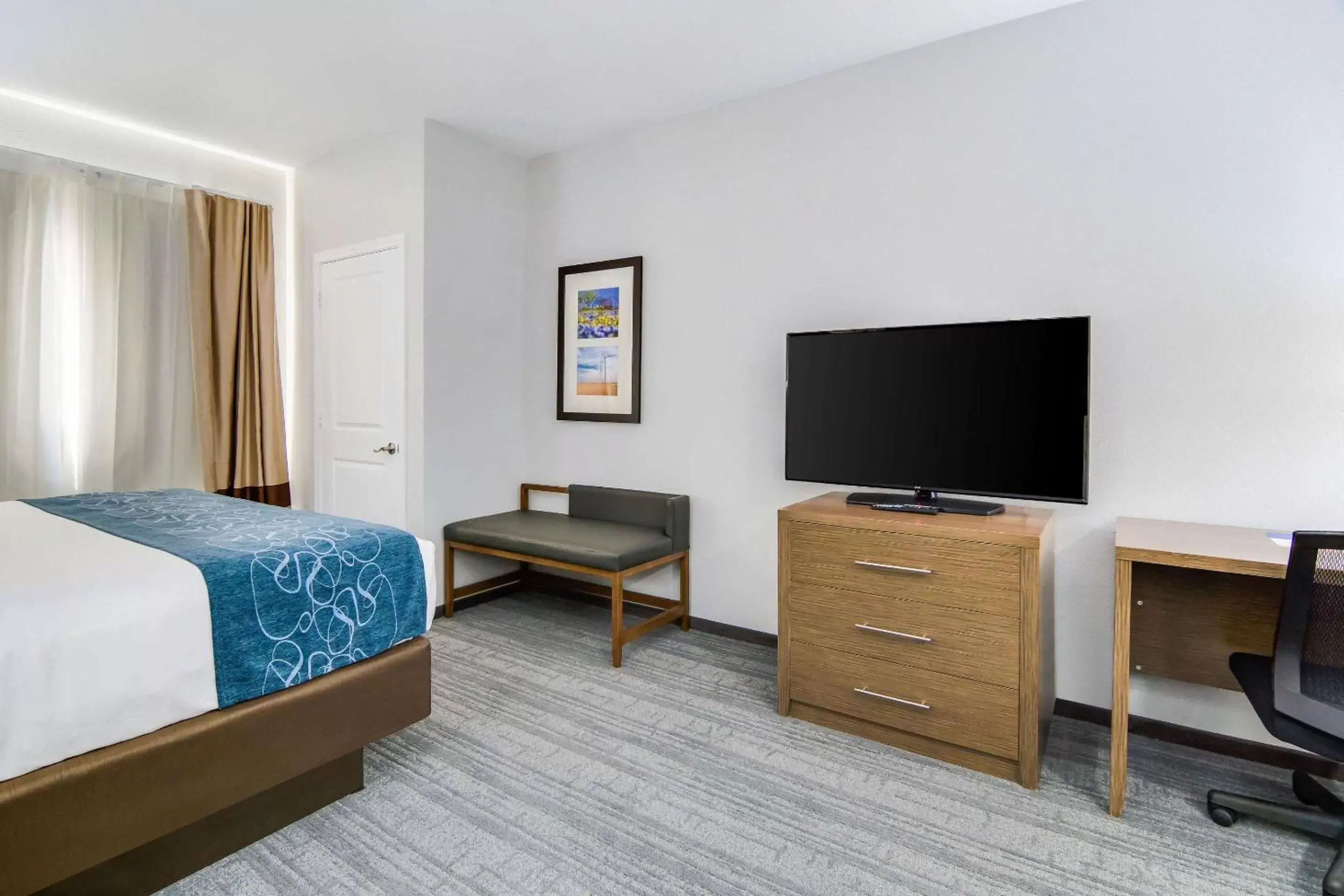 Photo of the whole room, TV/Entertainment Center in Comfort Suites DeSoto Dallas South