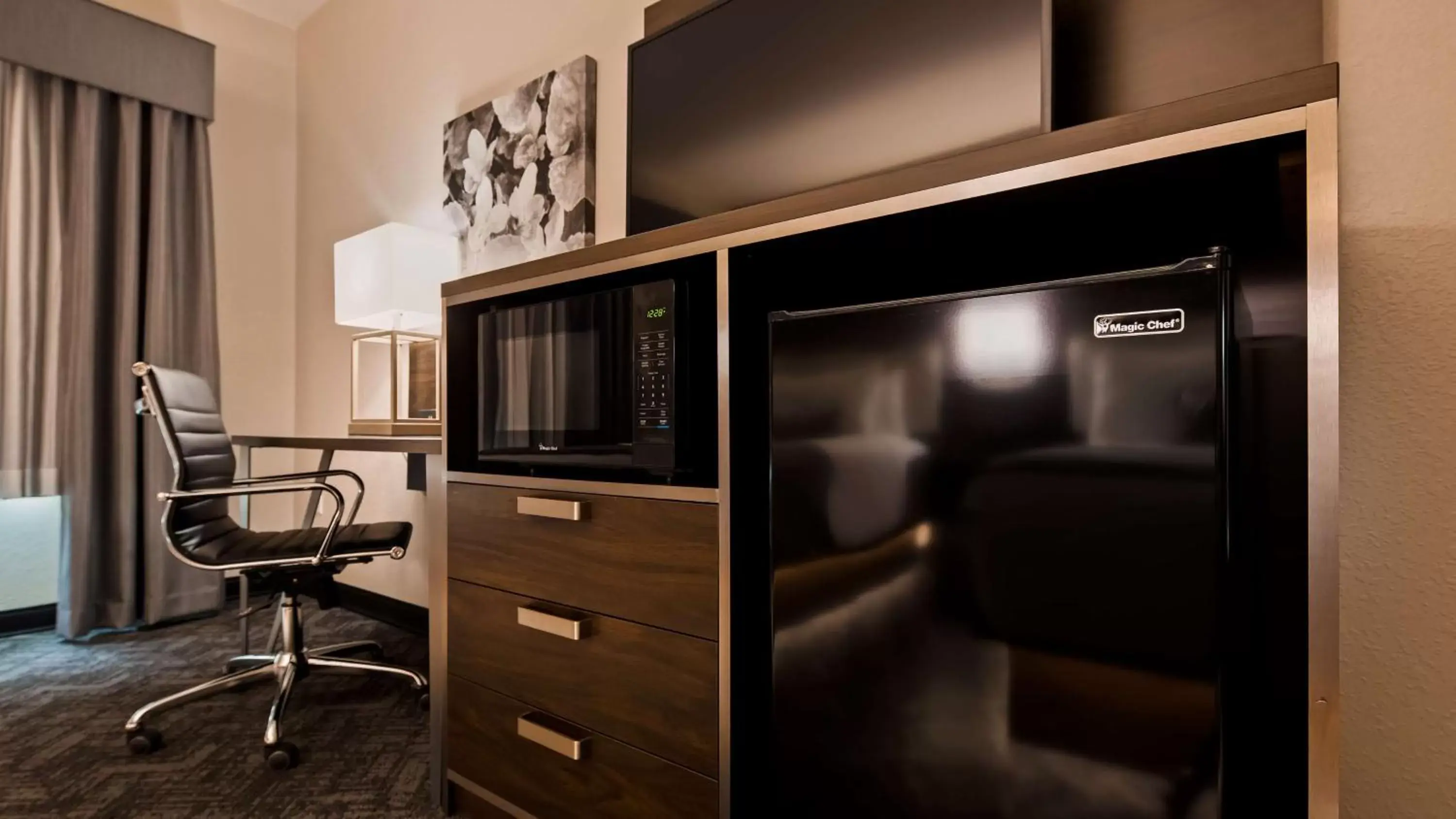 Photo of the whole room, TV/Entertainment Center in Best Western Plus Parkside Inn & Suites