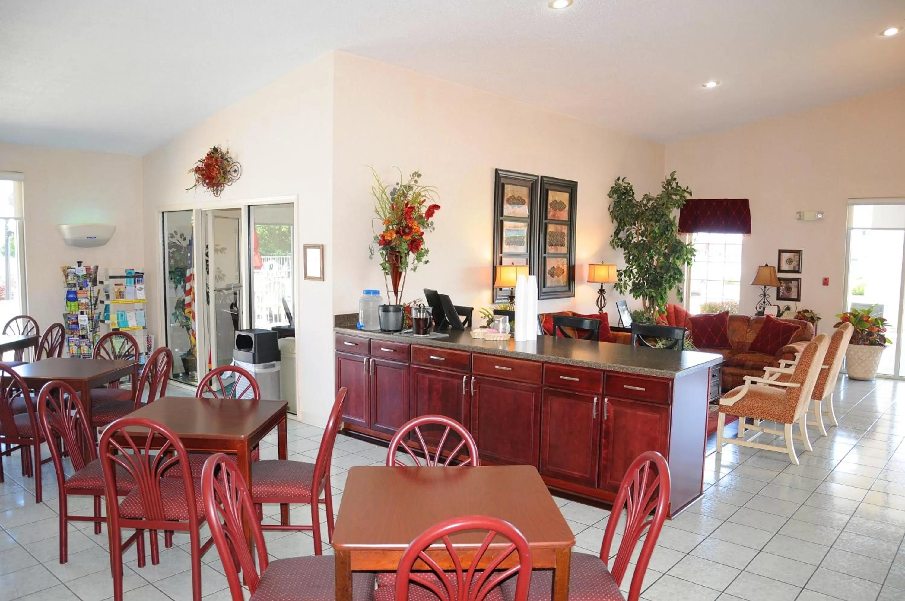 Lobby or reception, Restaurant/Places to Eat in Super 8 by Wyndham Lamar