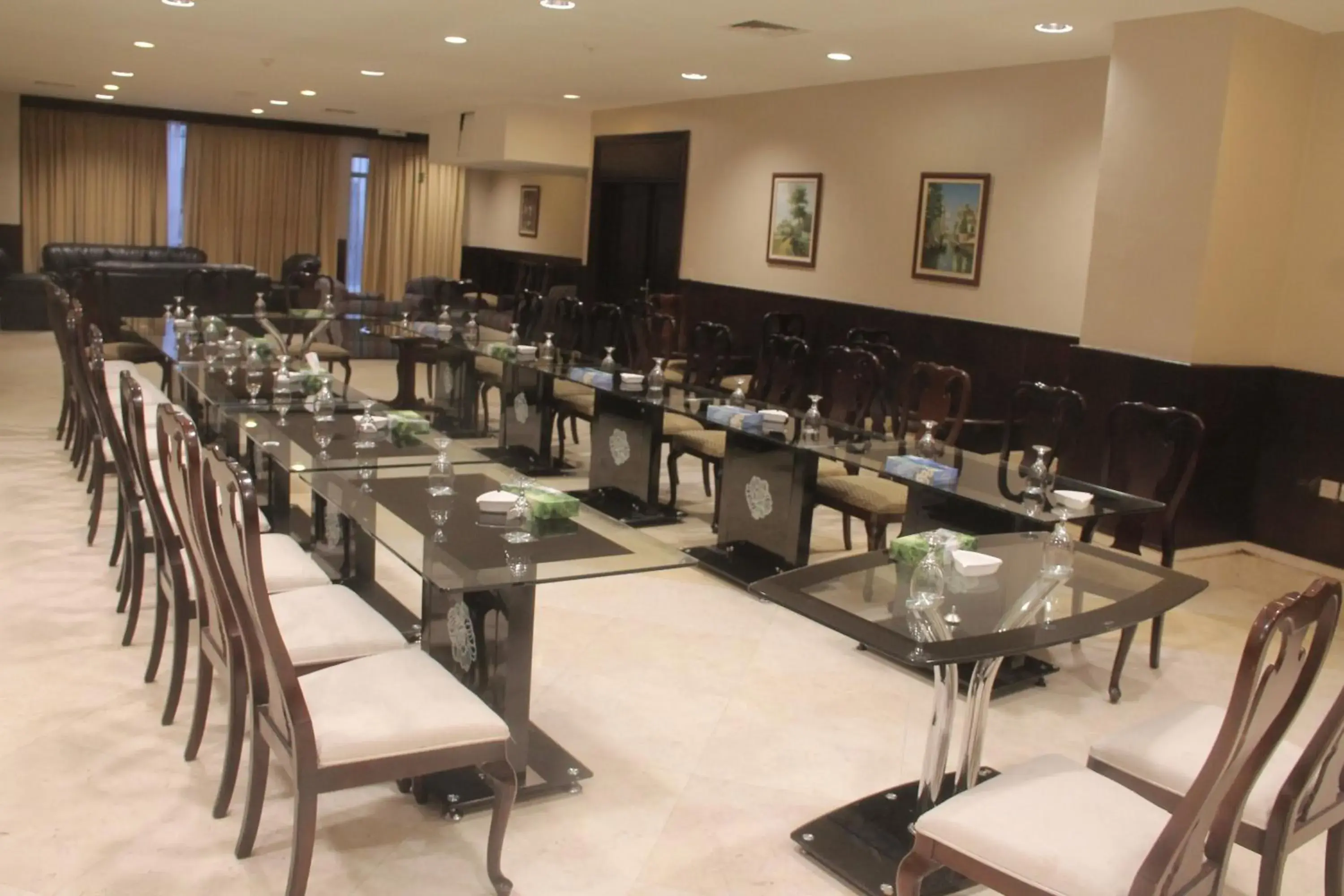 Meeting/conference room, Restaurant/Places to Eat in Le Vendome Hotel