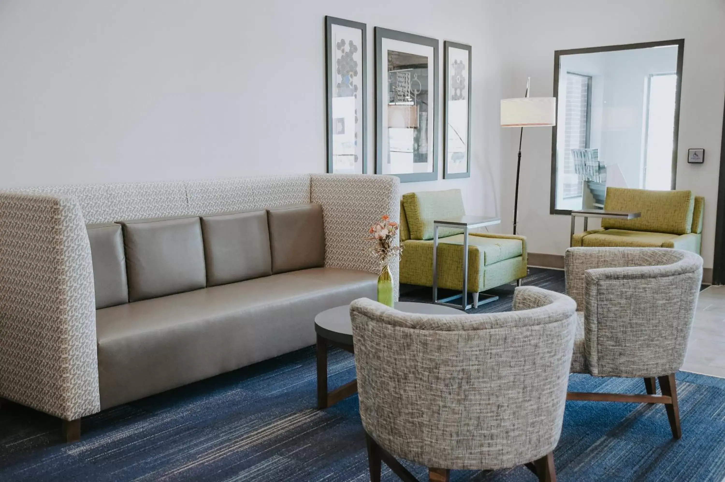 Lobby or reception, Seating Area in Holiday Inn Express Hotel & Suites Lincoln South, an IHG Hotel