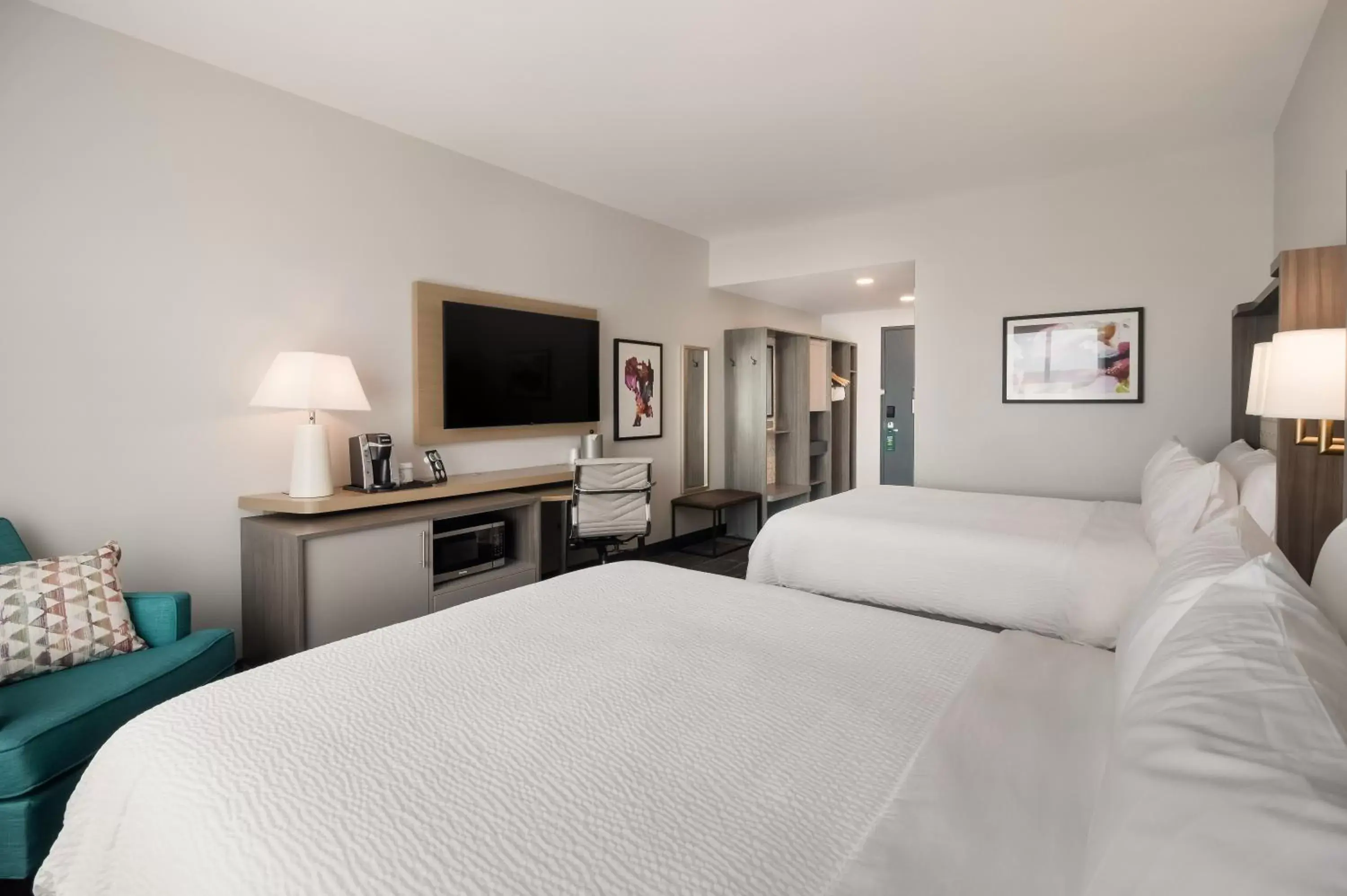 Guests, Bed in Holiday Inn & Suites - Mt Juliet Nashville Area, an IHG Hotel