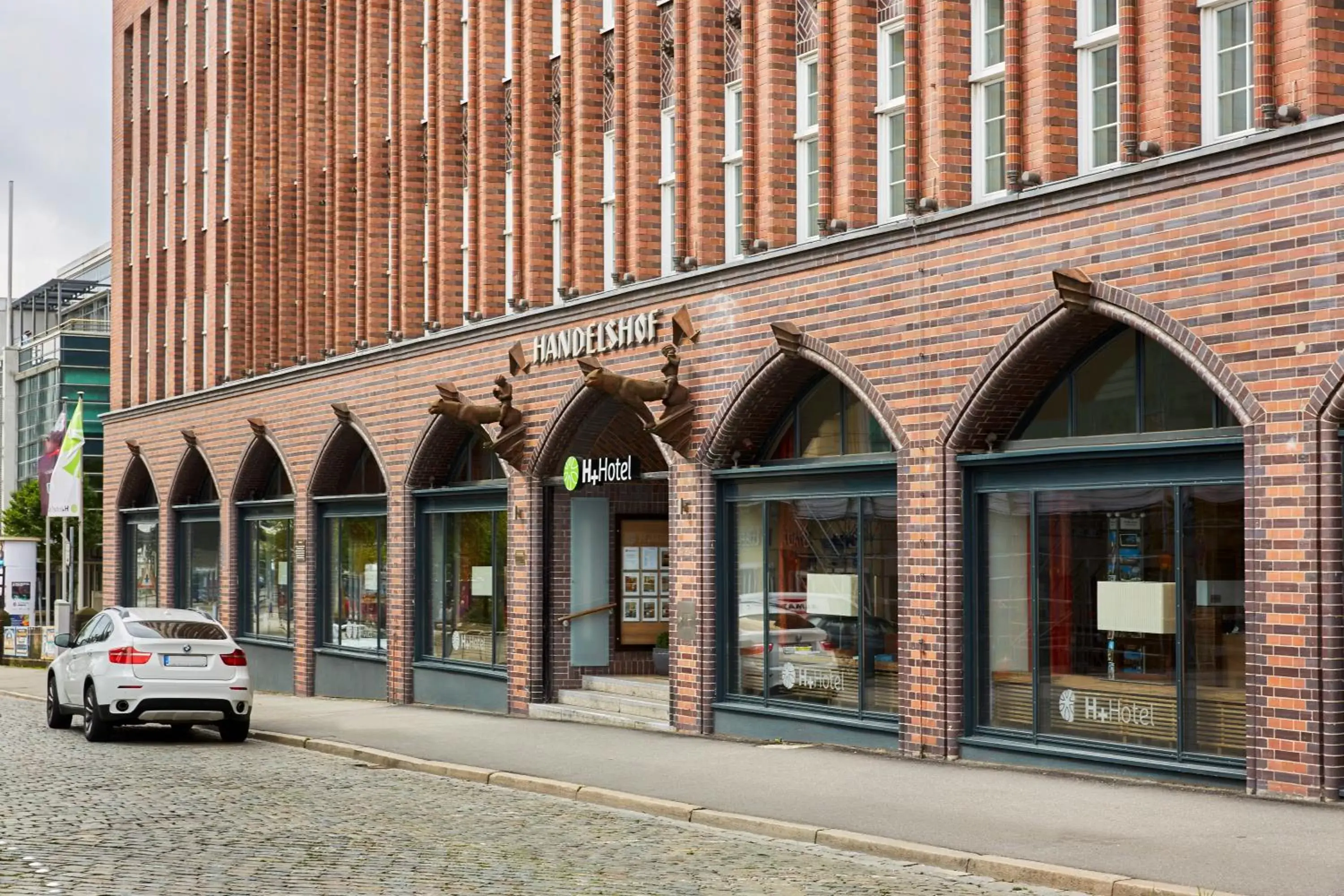 Facade/entrance, Property Building in H+ Hotel Lübeck