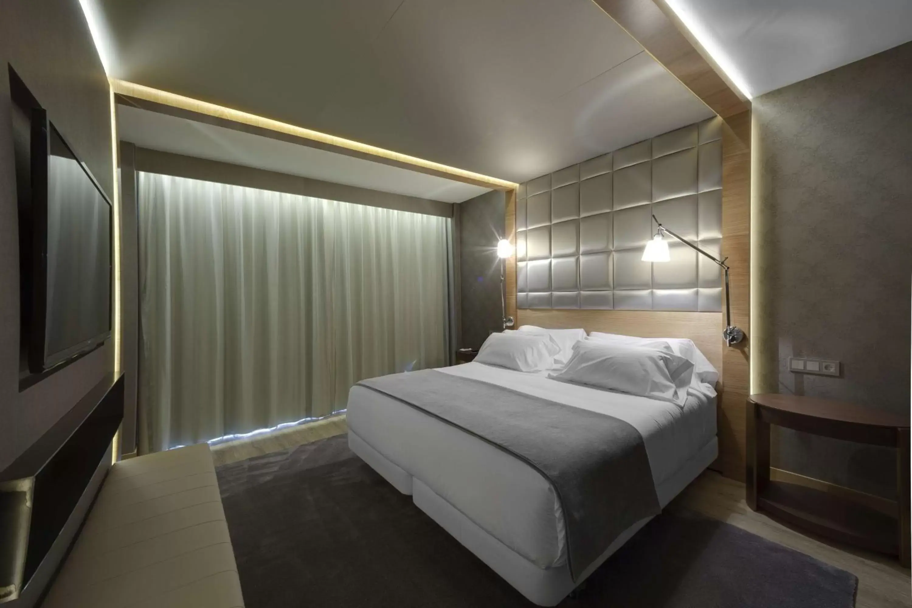 Photo of the whole room, Bed in NH Collection San Sebastián Aranzazu