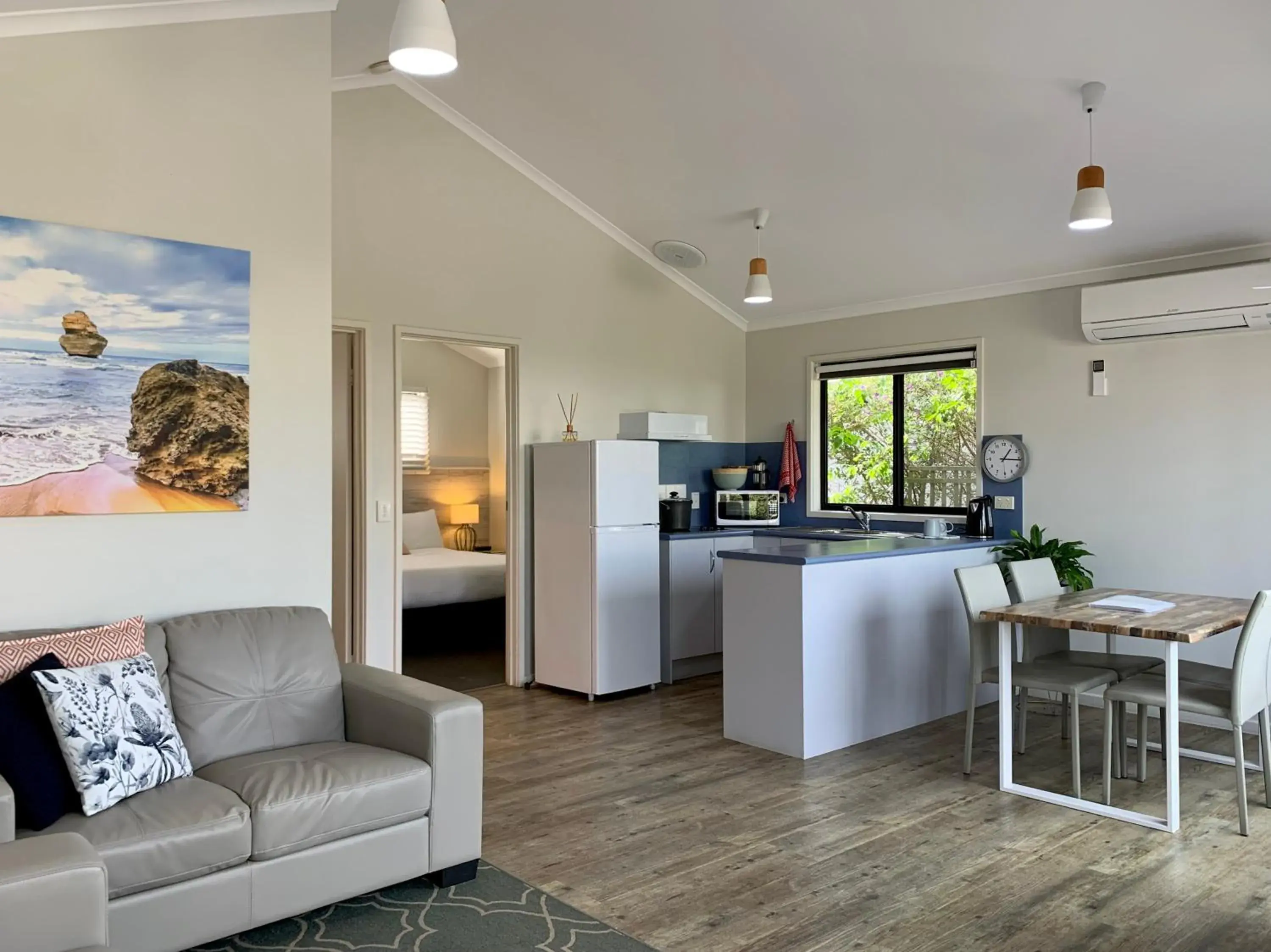 Kitchen or kitchenette, Kitchen/Kitchenette in Apollo Bay Waterfront Motor Inn