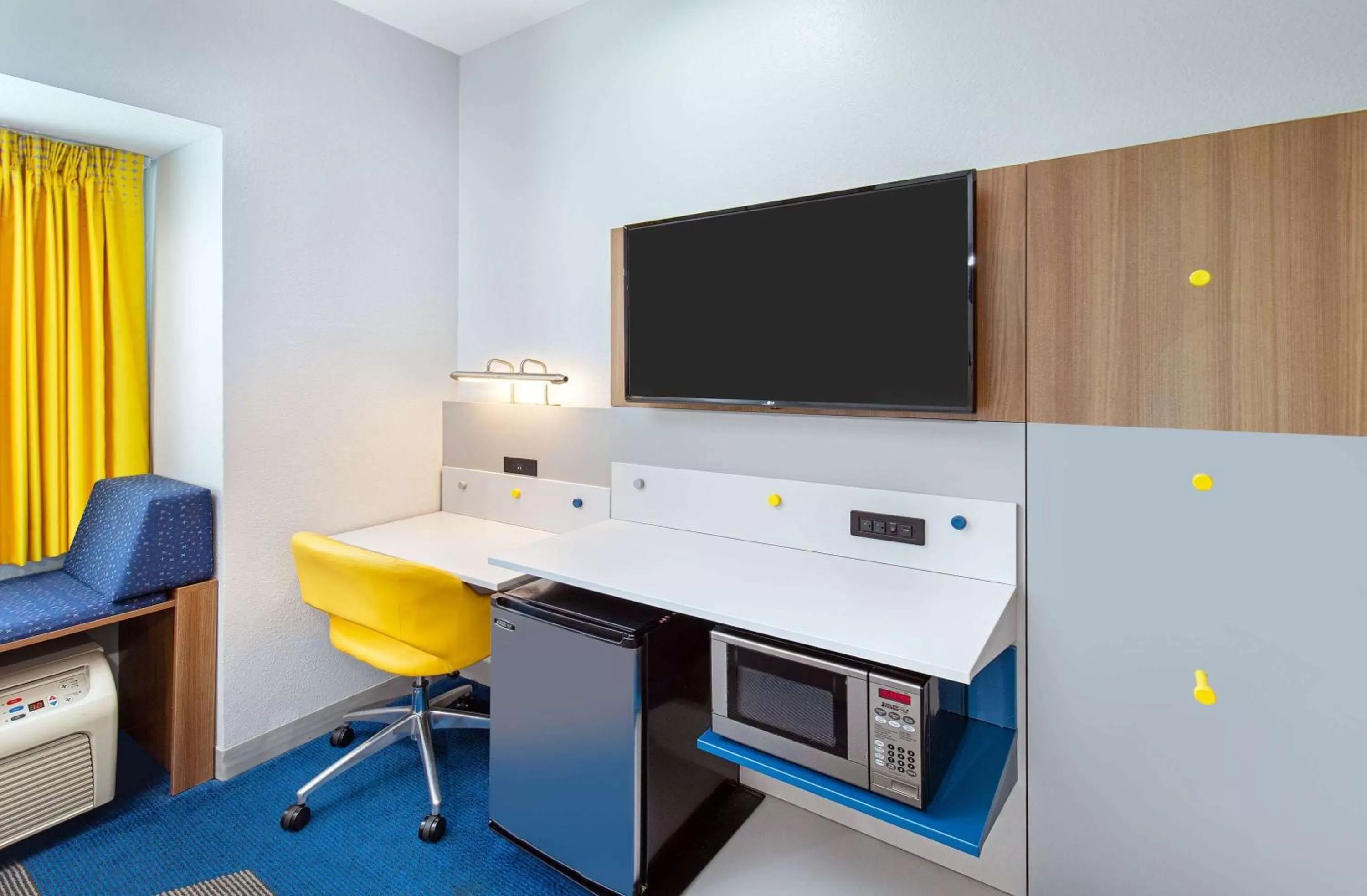 TV and multimedia in Microtel Inn and Suites by Wyndham