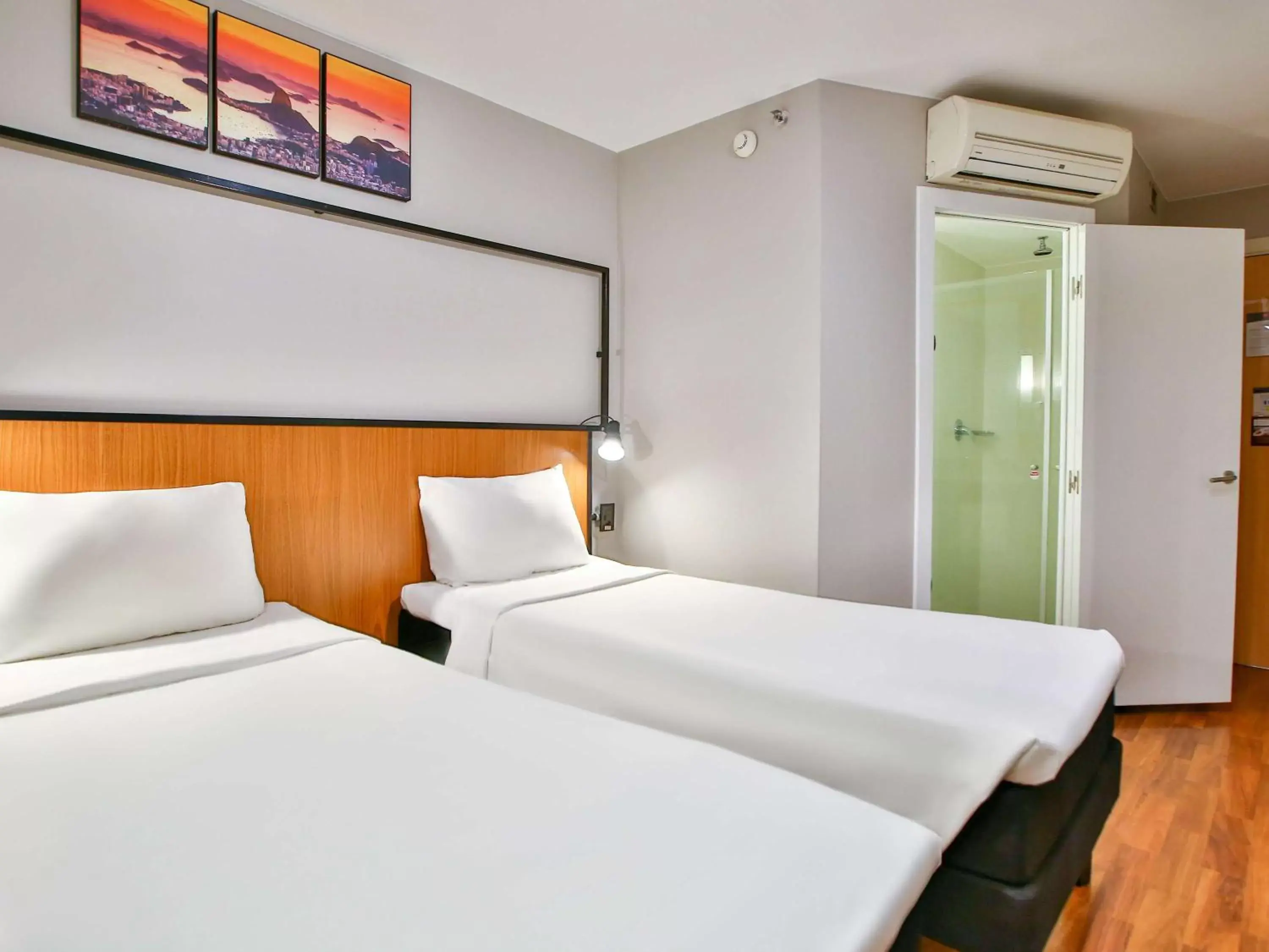 Photo of the whole room, Bed in ibis Copacabana Posto 2