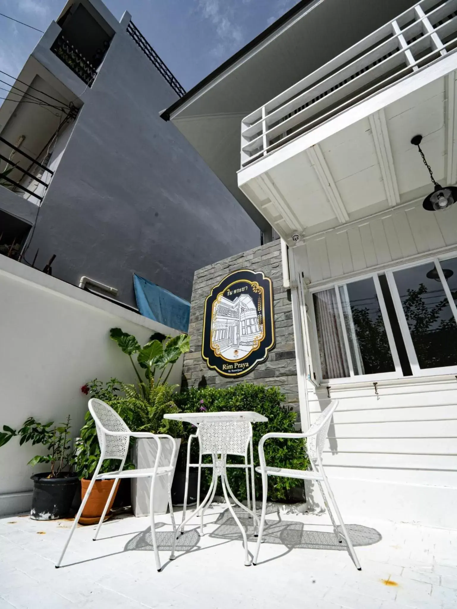 Property building in RoomQuest Rim Praya Dinsor Road Property building in RoomQuest Rim Praya Dinsor Road