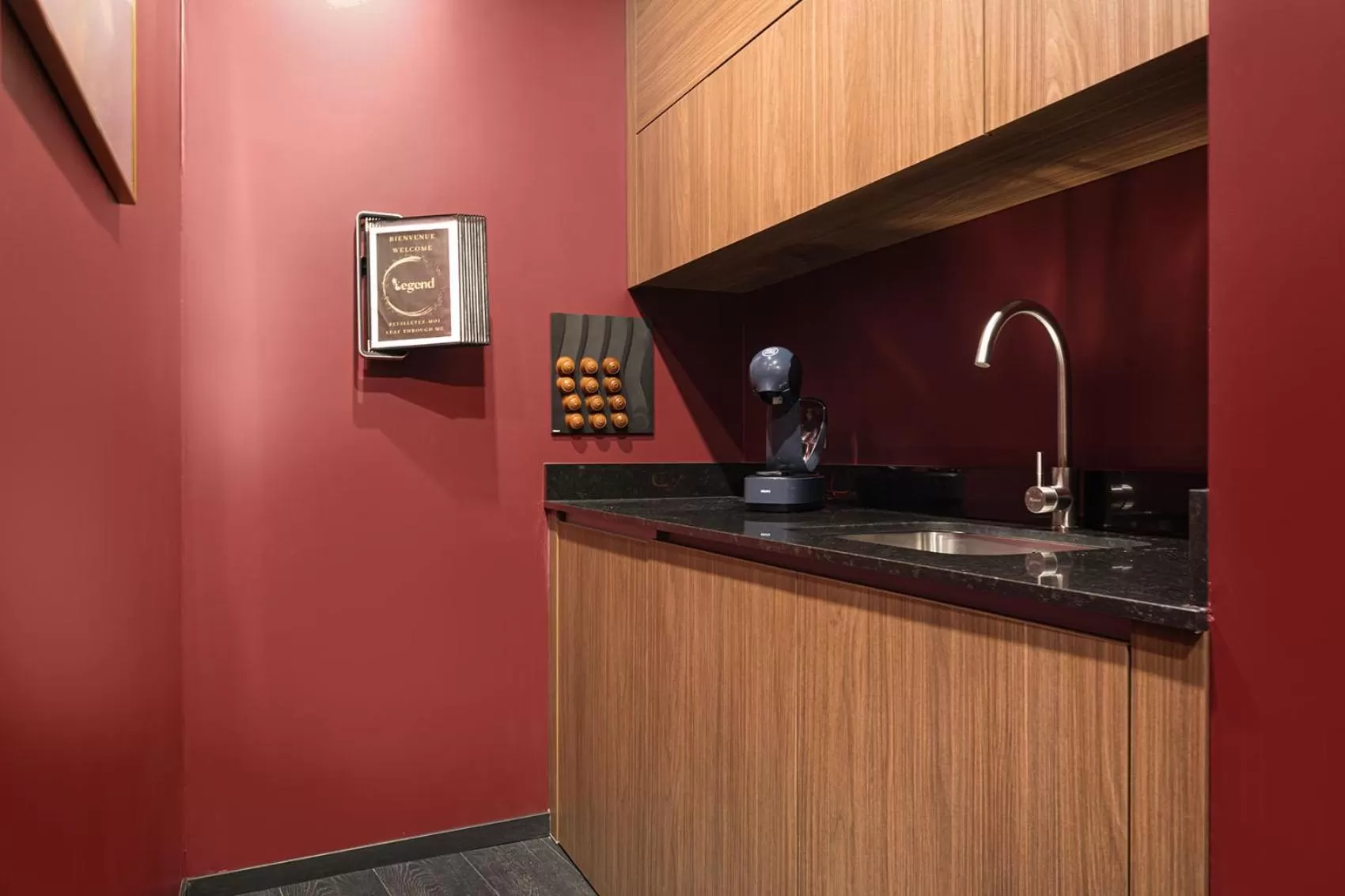 Coffee/tea facilities, Kitchen/Kitchenette in Legend Majestic Superbe Love Room - Jacuzzi - Champagne - Romantisme - parking privé