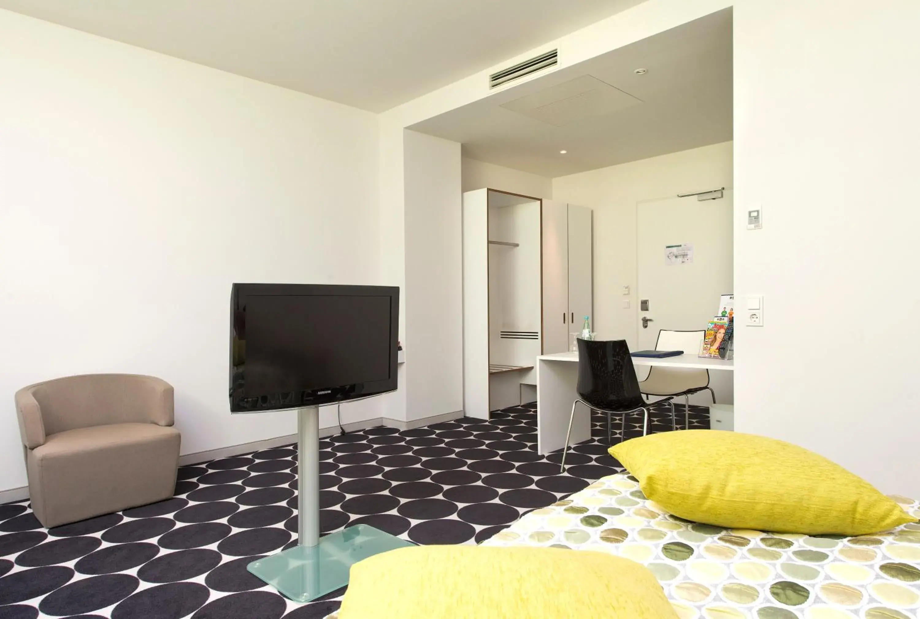 TV and multimedia, TV/Entertainment Center in Tryp by Wyndham Frankfurt