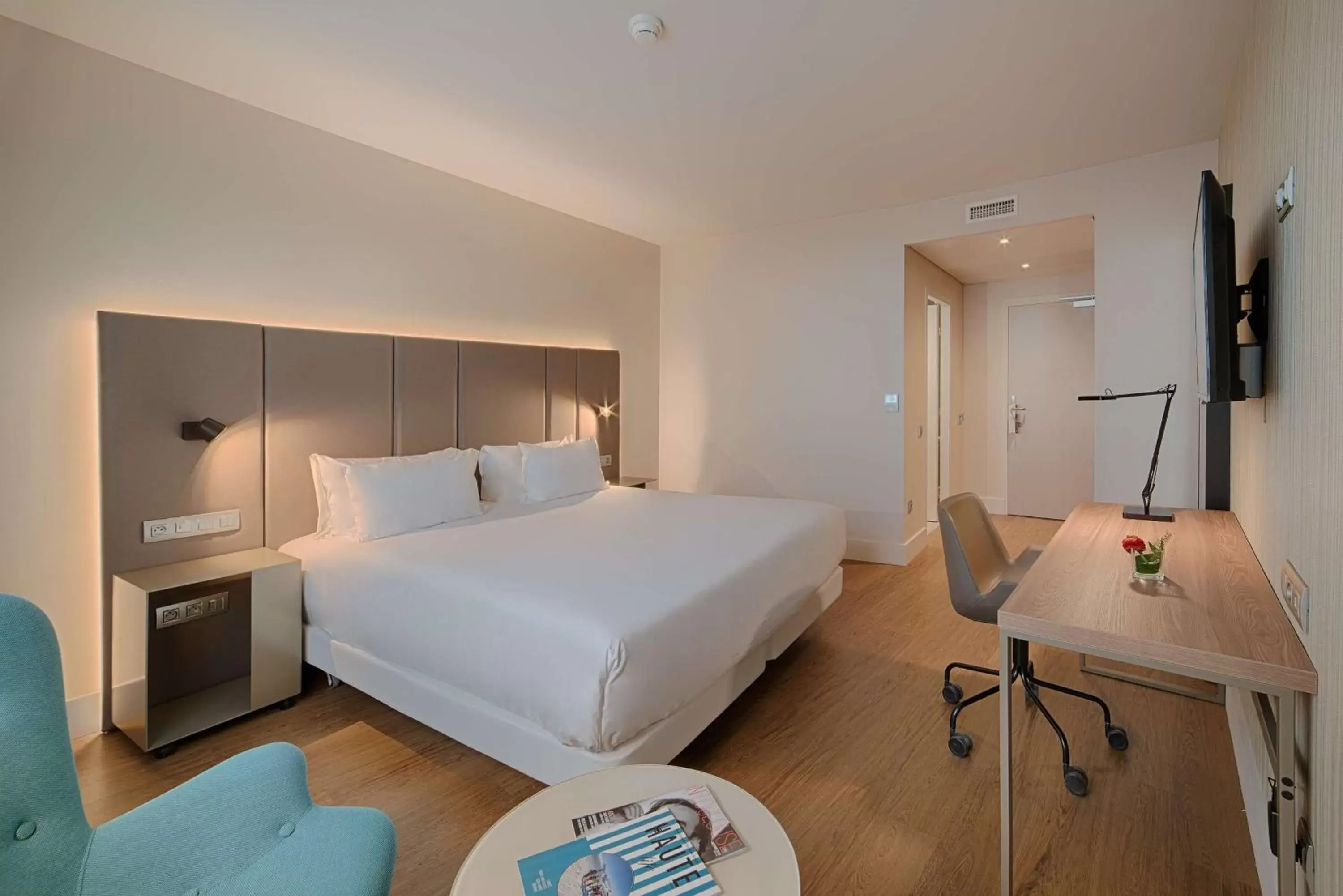 Photo of the whole room, Bed in NH Toulouse Airport