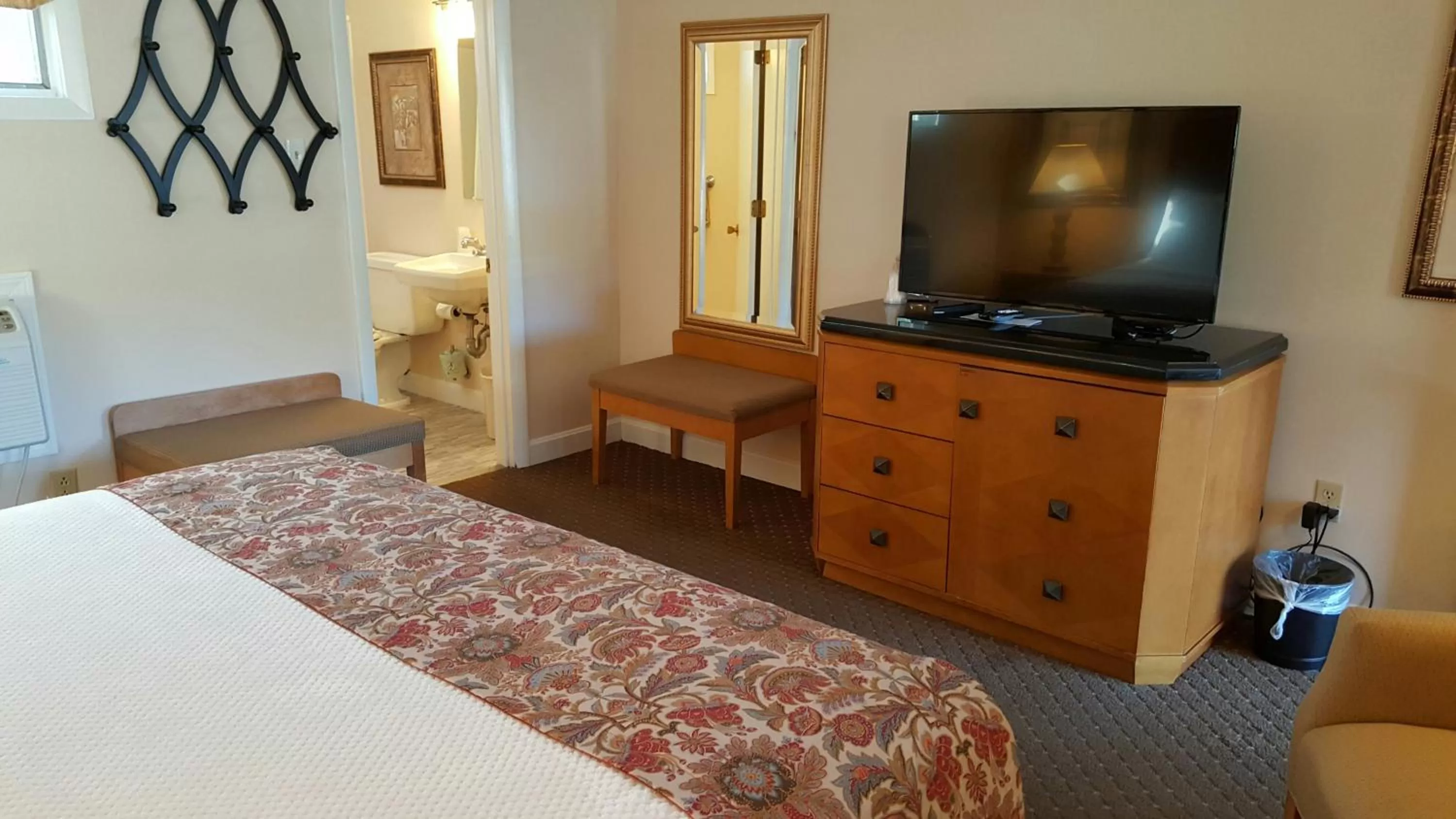 Decorative detail, Bed in Starlight Lodge Cape Cod