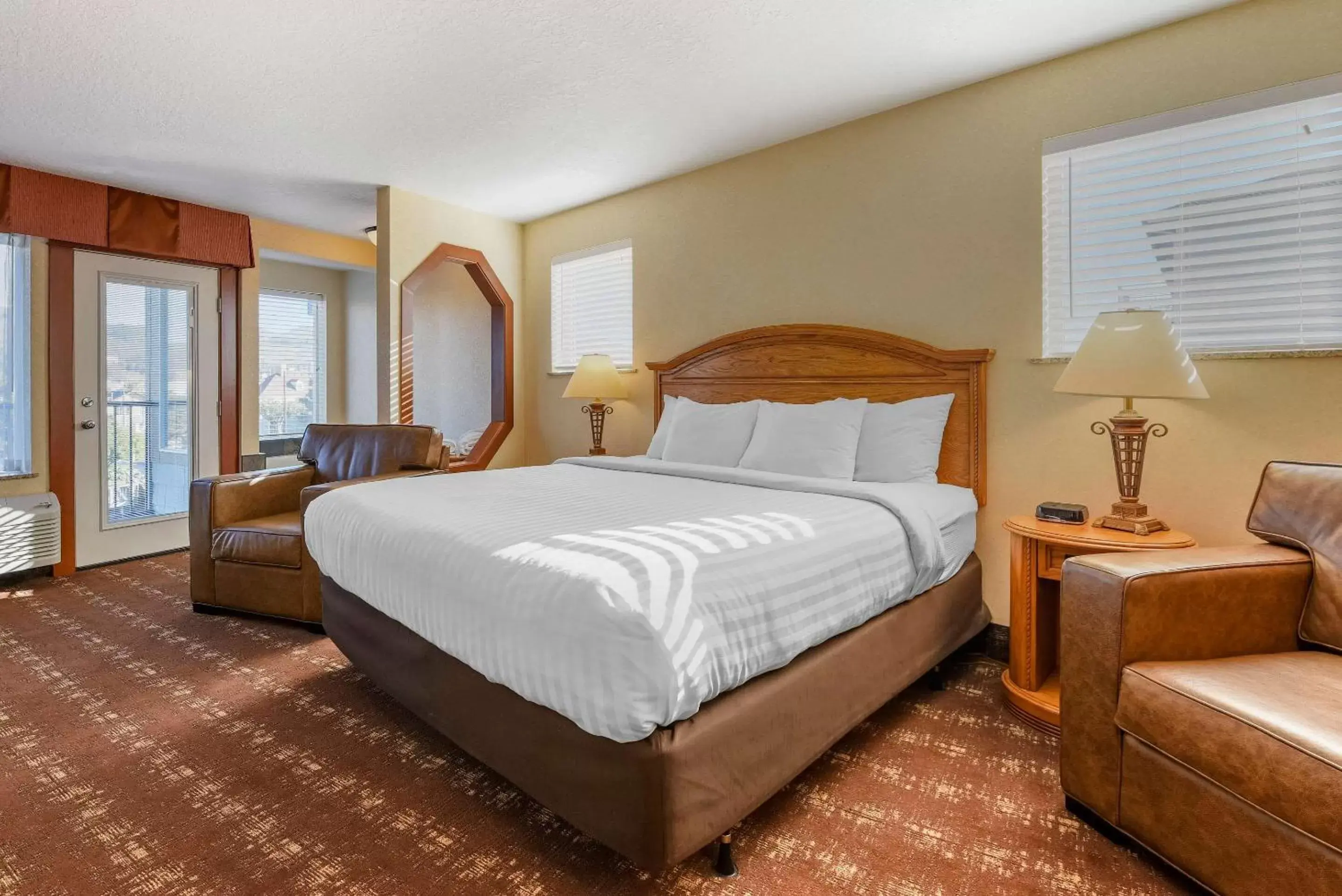 Photo of the whole room, Bed in Kathryn Riverfront Inn, Ascend Hotel Collection