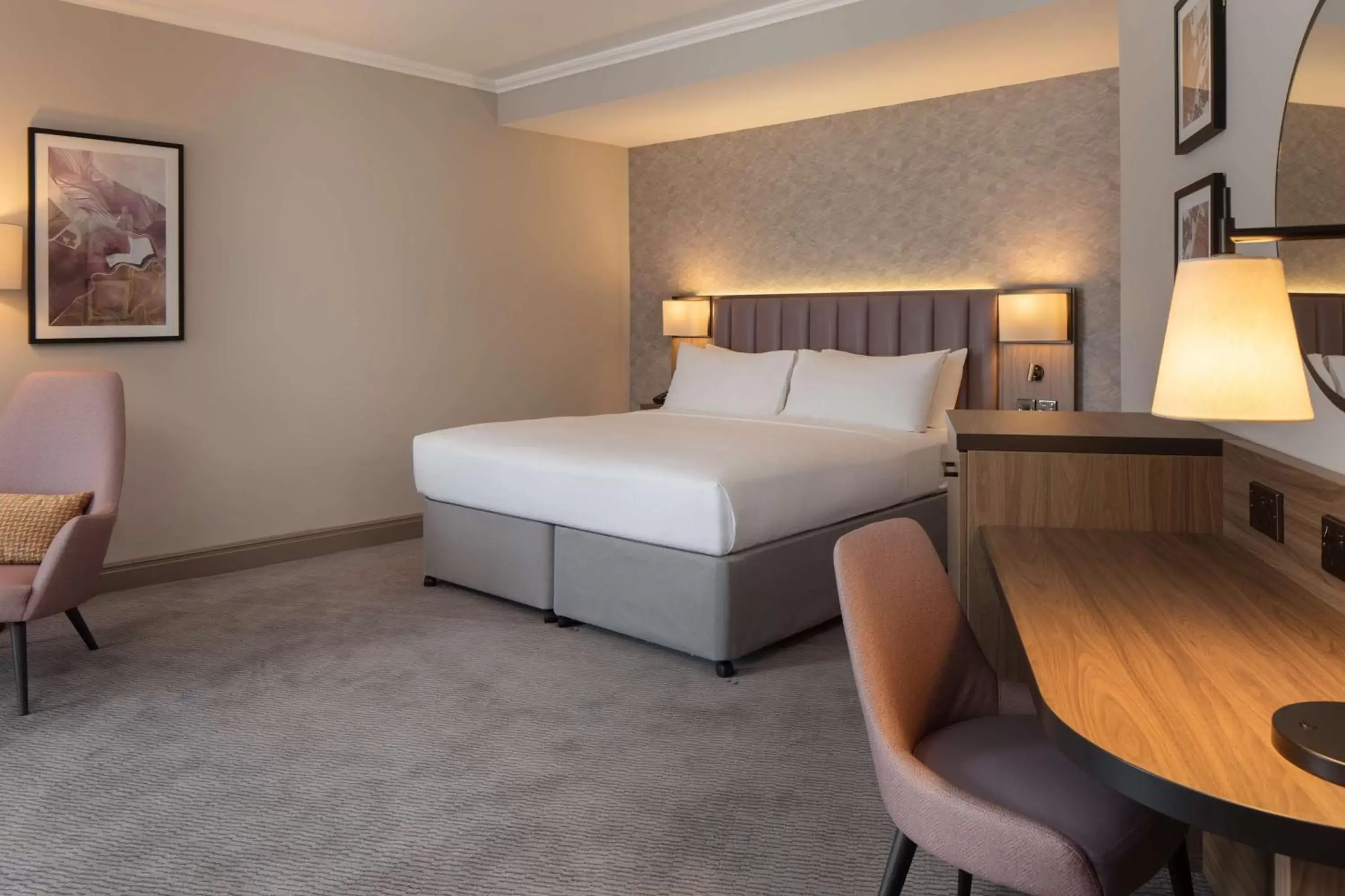 Bedroom, Bed in DoubleTree by Hilton Dartford Bridge