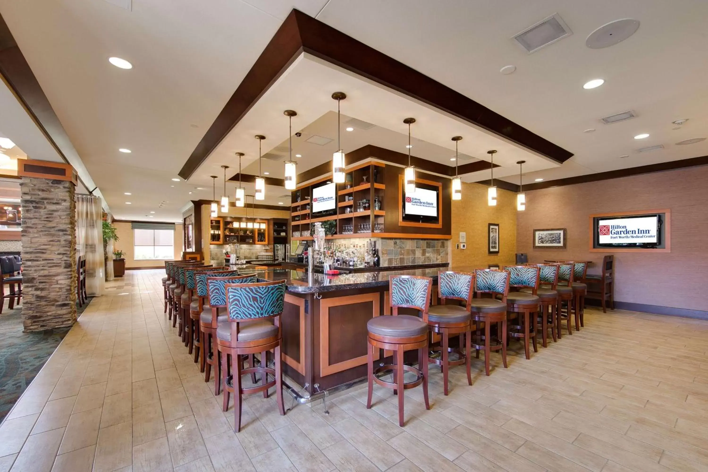 Lounge or bar, Restaurant/Places to Eat in Hilton Garden Inn Fort Worth Medical Center