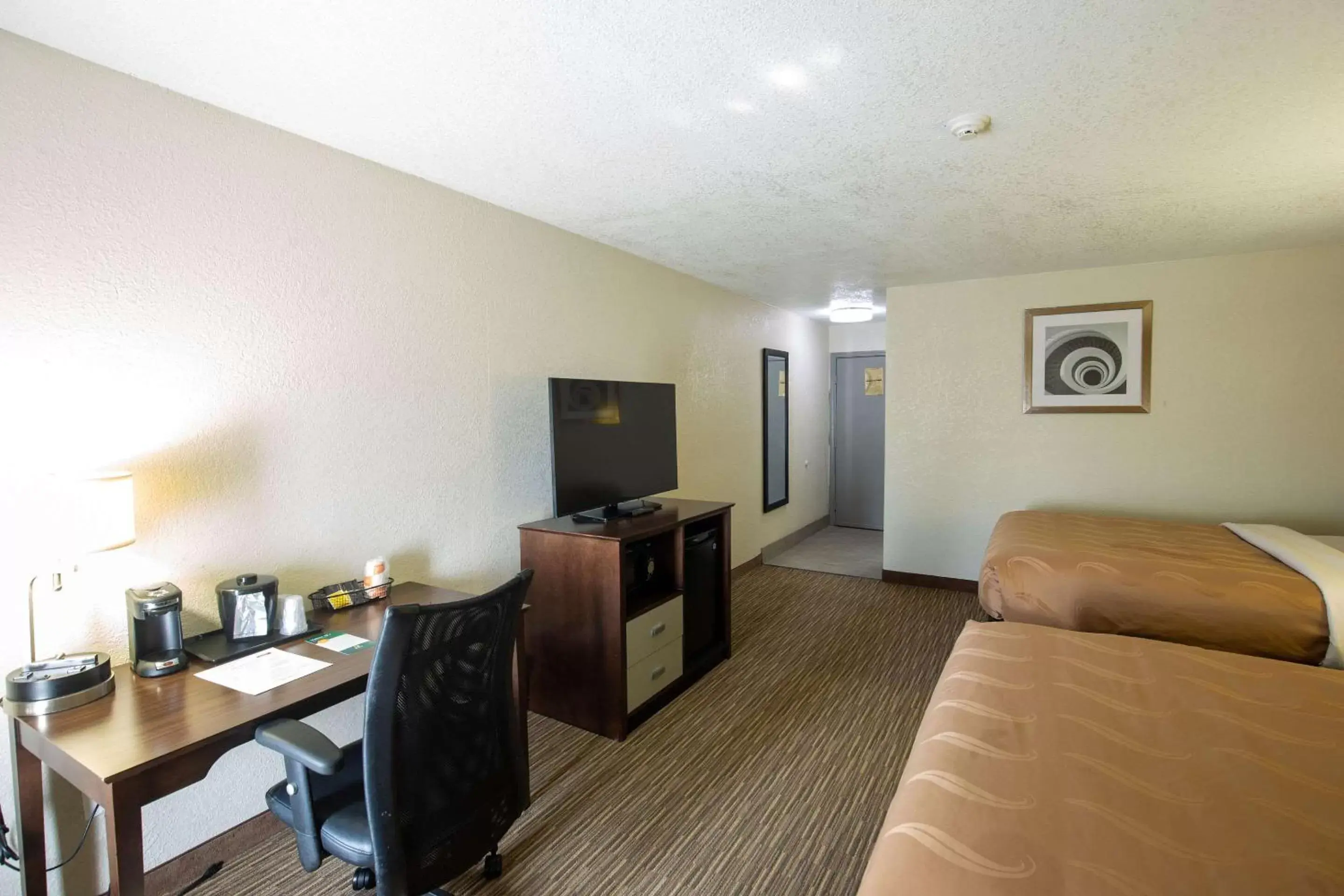 Bedroom, TV/Entertainment Center in Quality Inn & Suites