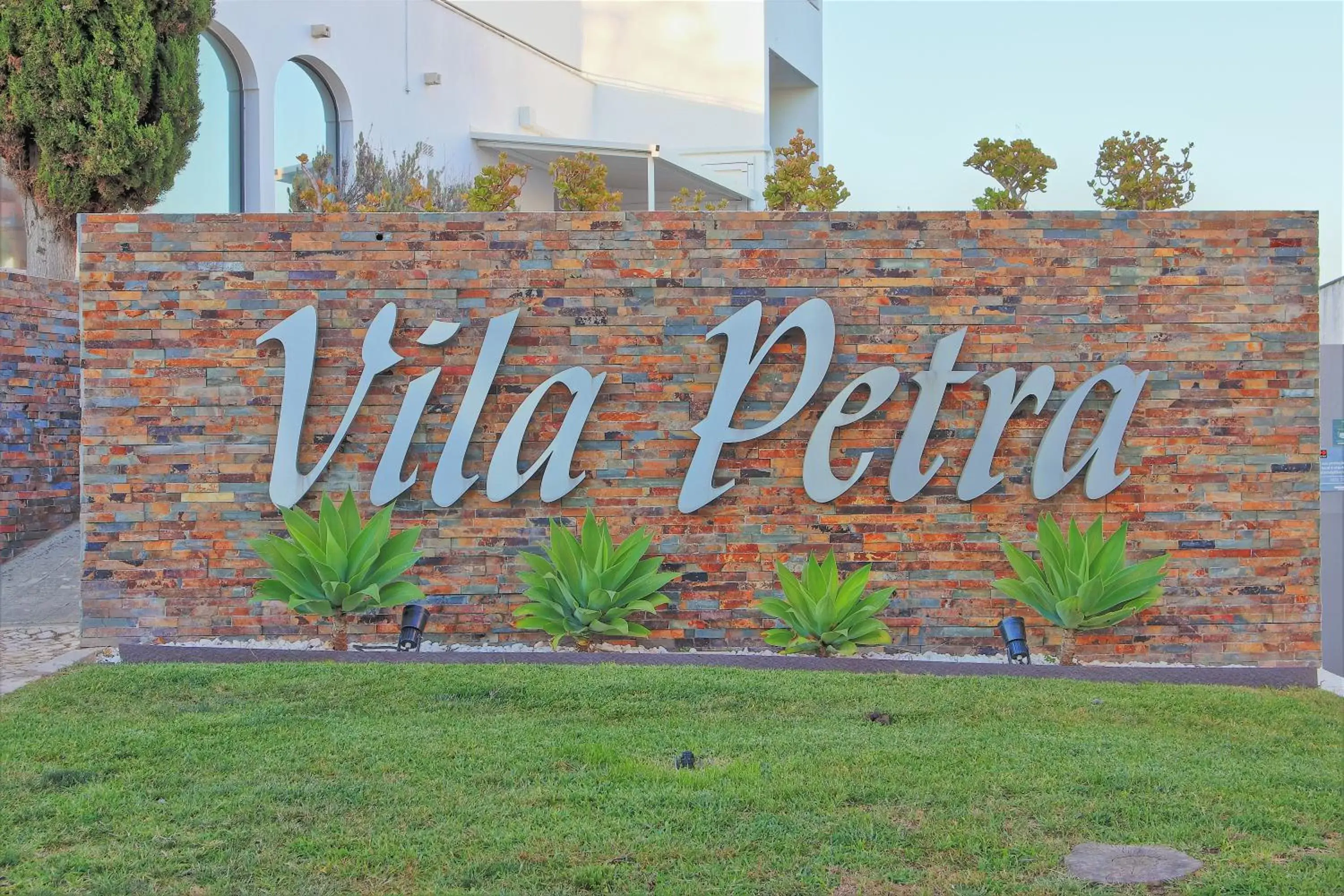 Facade/entrance in Vila Petra