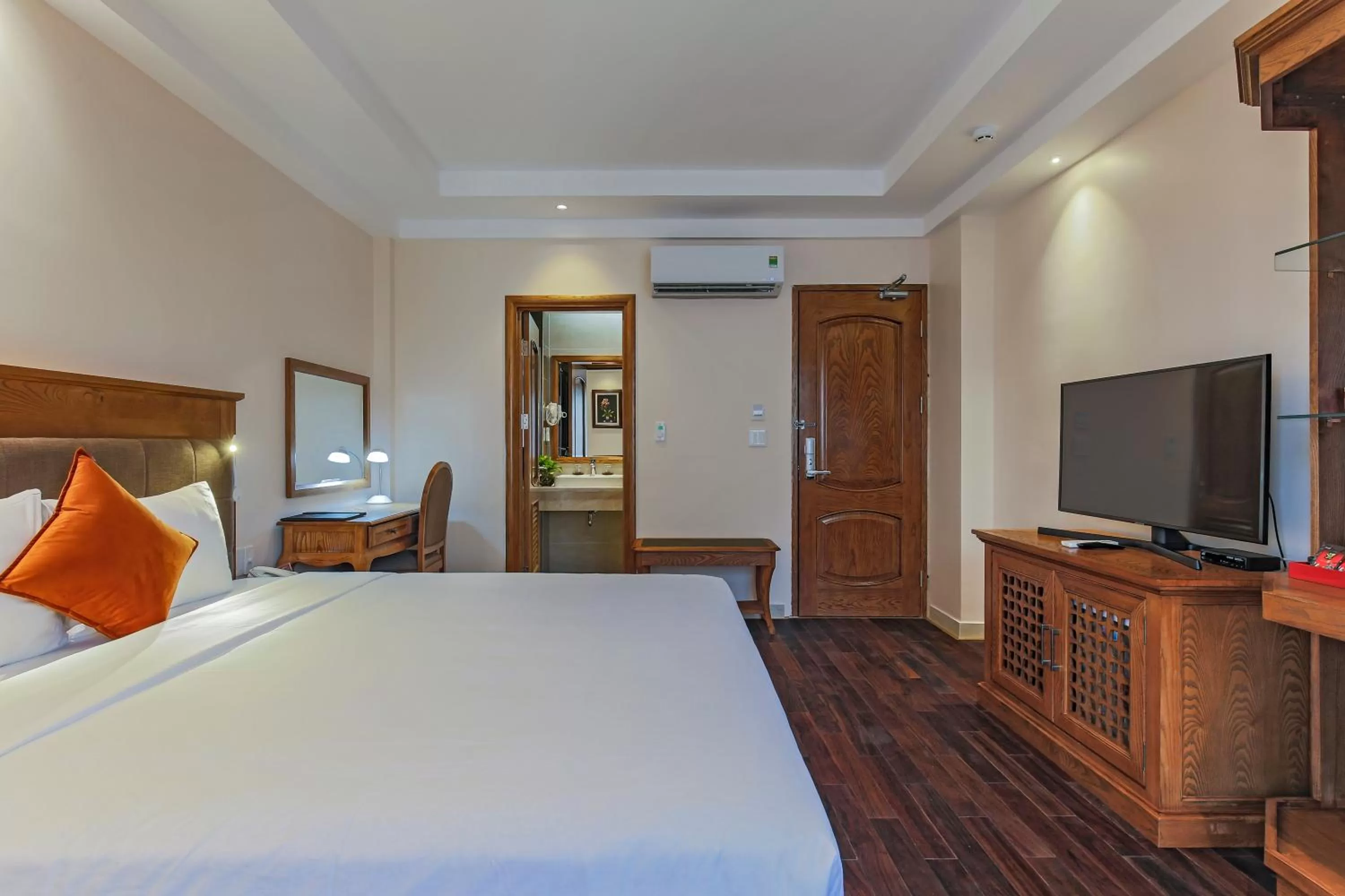 Photo of the whole room, Bed in Hoang Lan Hotel