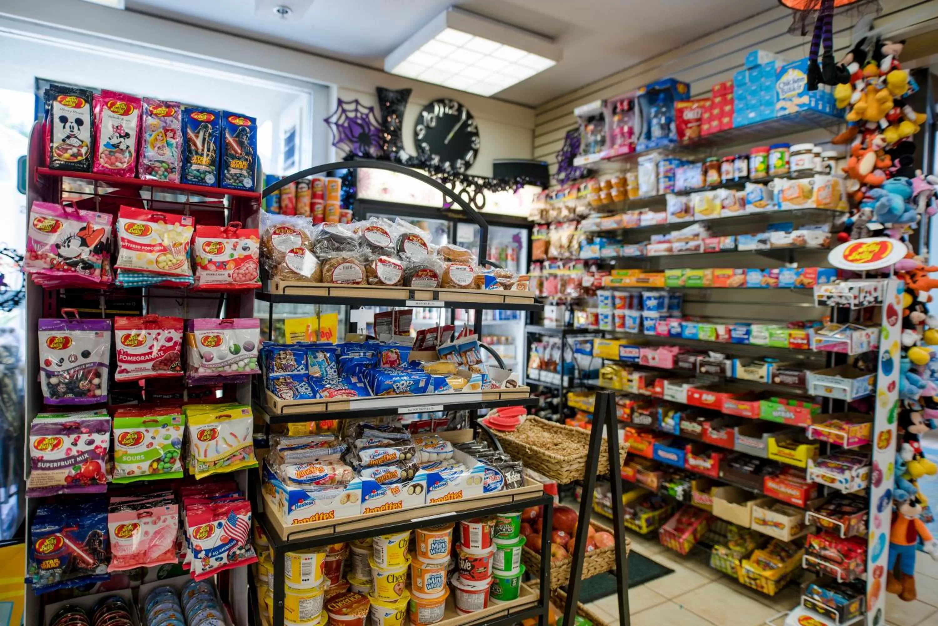 On-site shops in Howard Johnson by Wyndham Anaheim Hotel and Water Playground