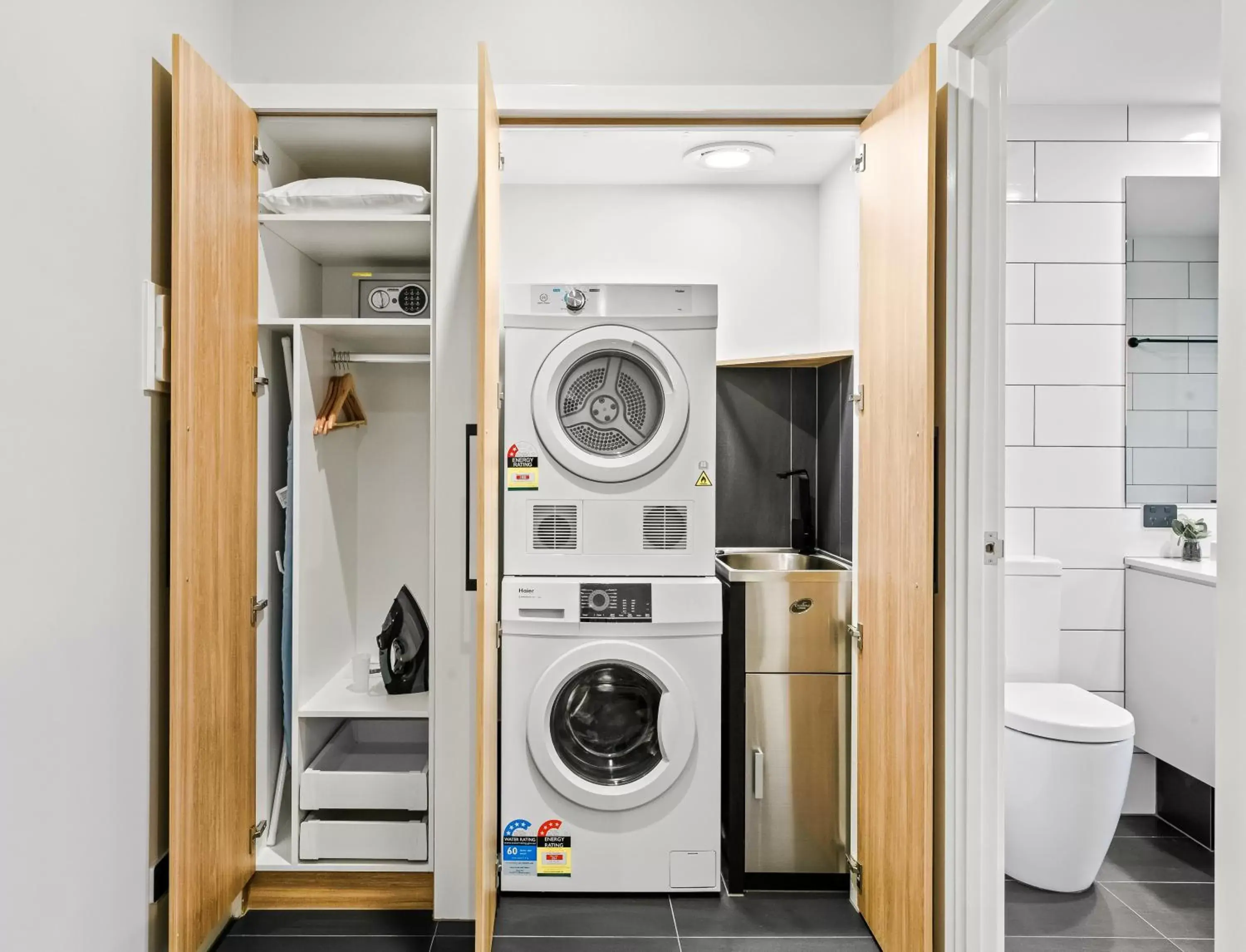 Bathroom in AVENUE MOTEL APARTMENTS