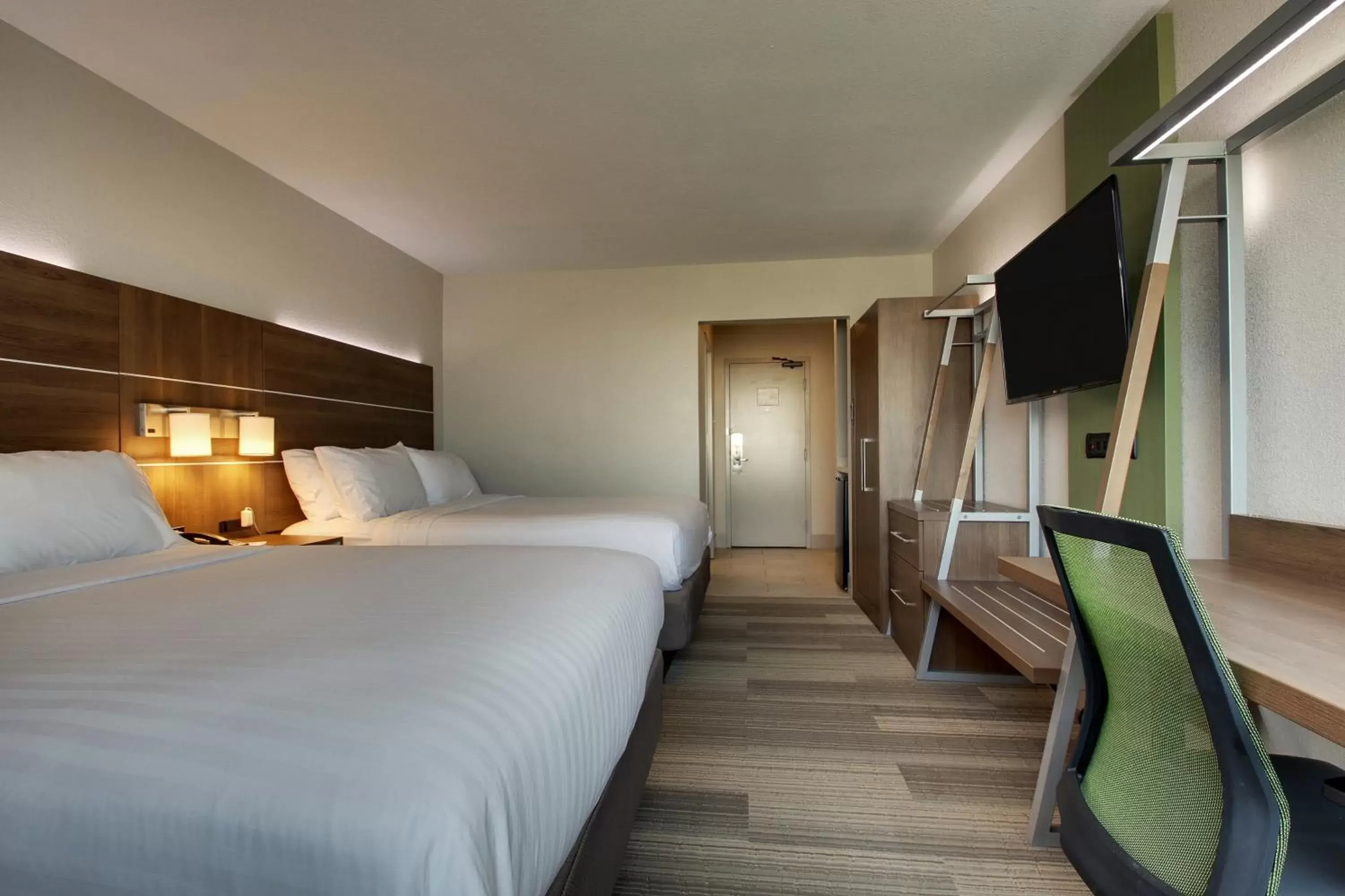 Bedroom, Bed in Holiday Inn Express & Suites Wapakoneta, an IHG Hotel