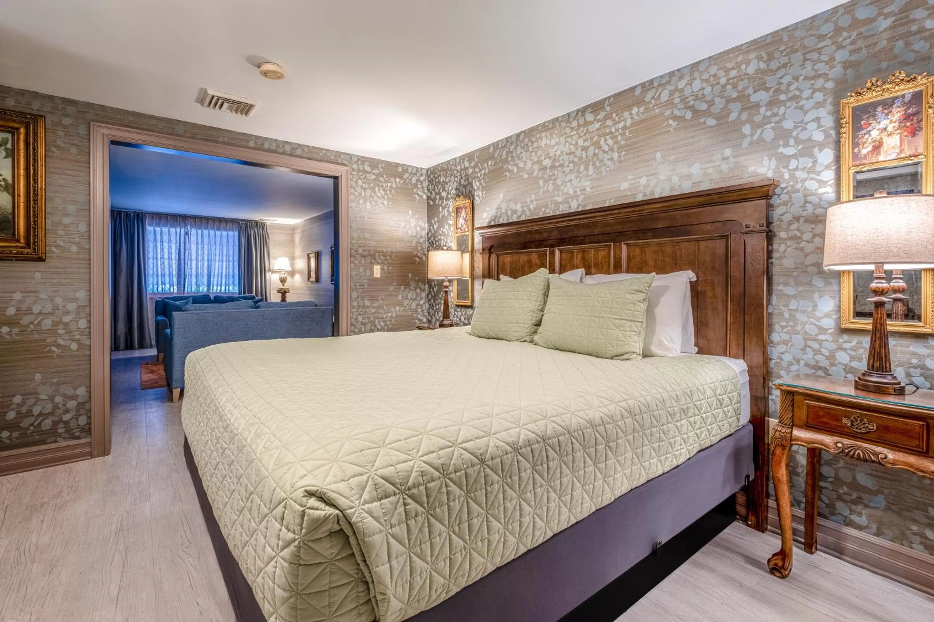 Bedroom, Bed in Red Coach Inn