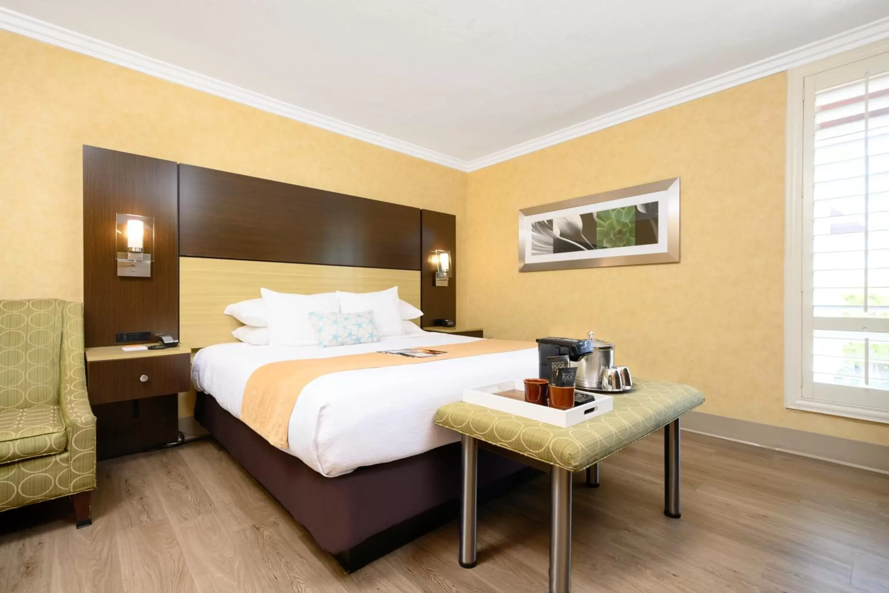 Bedroom, Bed in Little Inn By The Bay Newport Beach Hotel