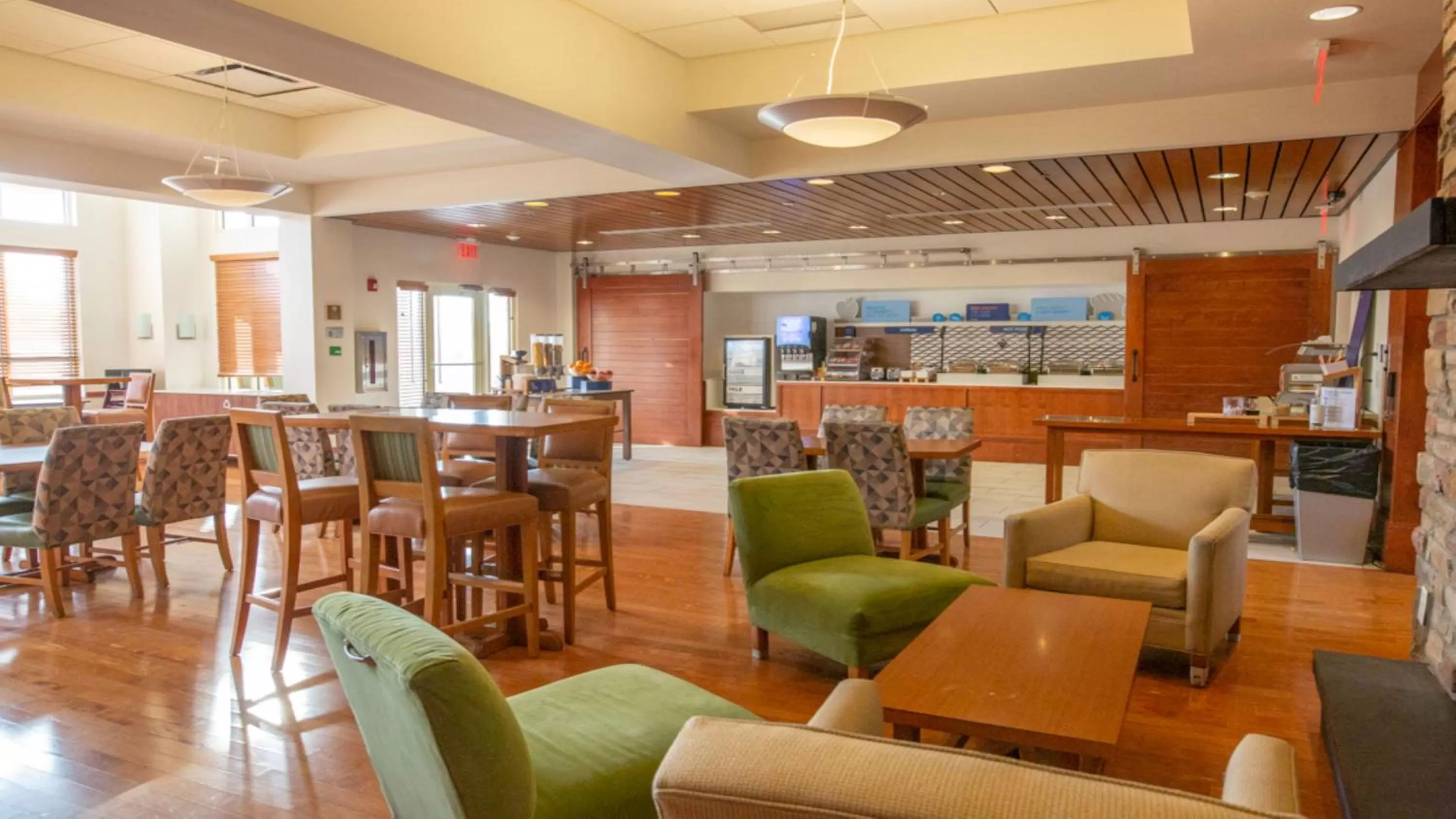 Dining area in Holiday Inn Express Columbus Airport Easton