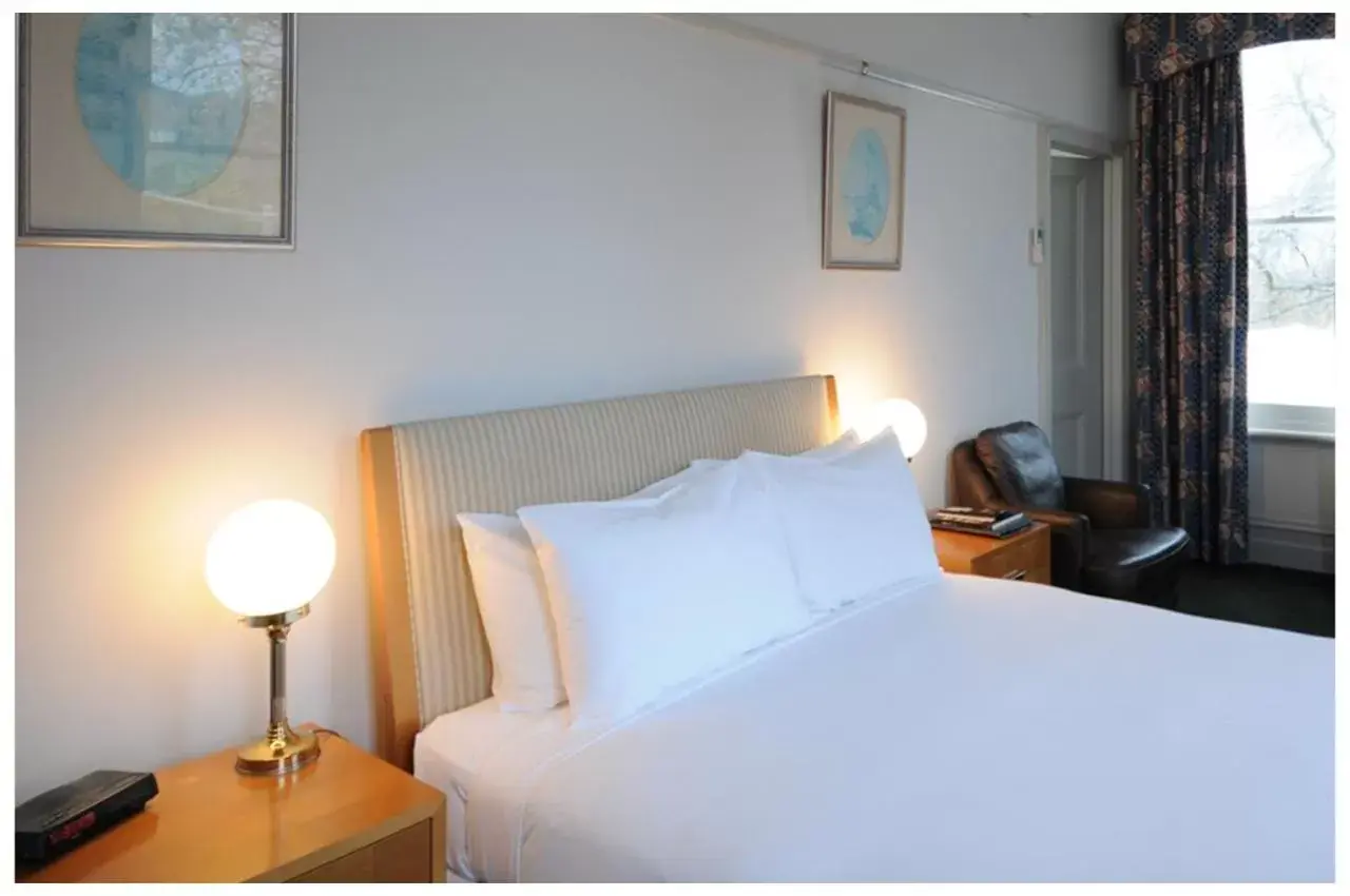 Bedroom, Bed in Yarra Valley Grand Hotel