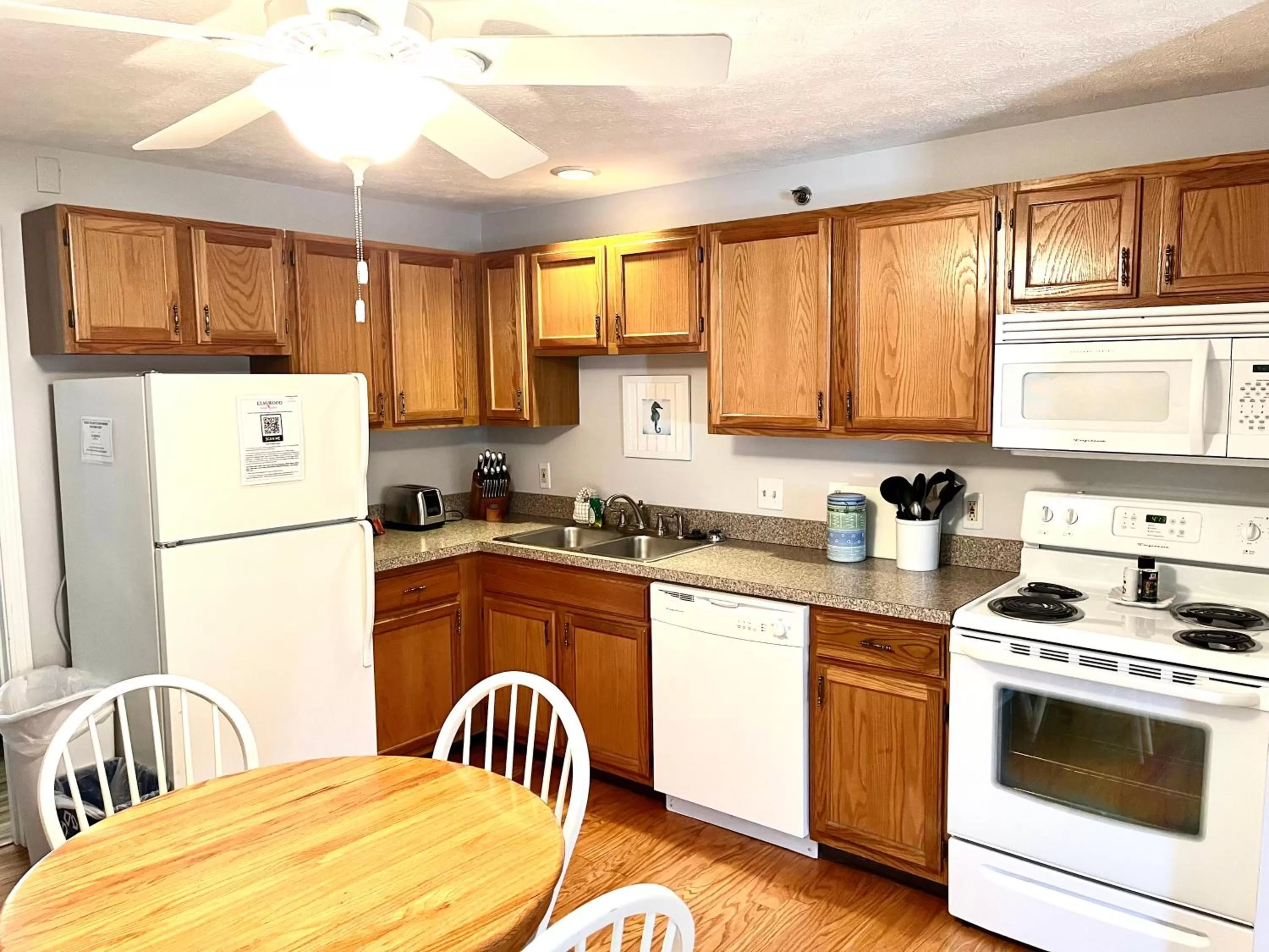 Kitchen/Kitchenette in Elmwood Resort Hotel