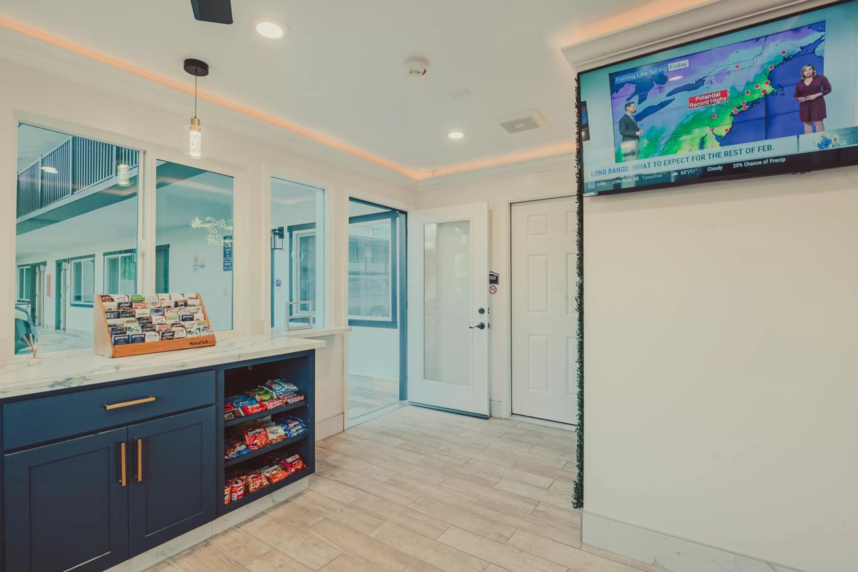 TV and multimedia in Blufftop Inn & Suites - Wharf/Restaurant District