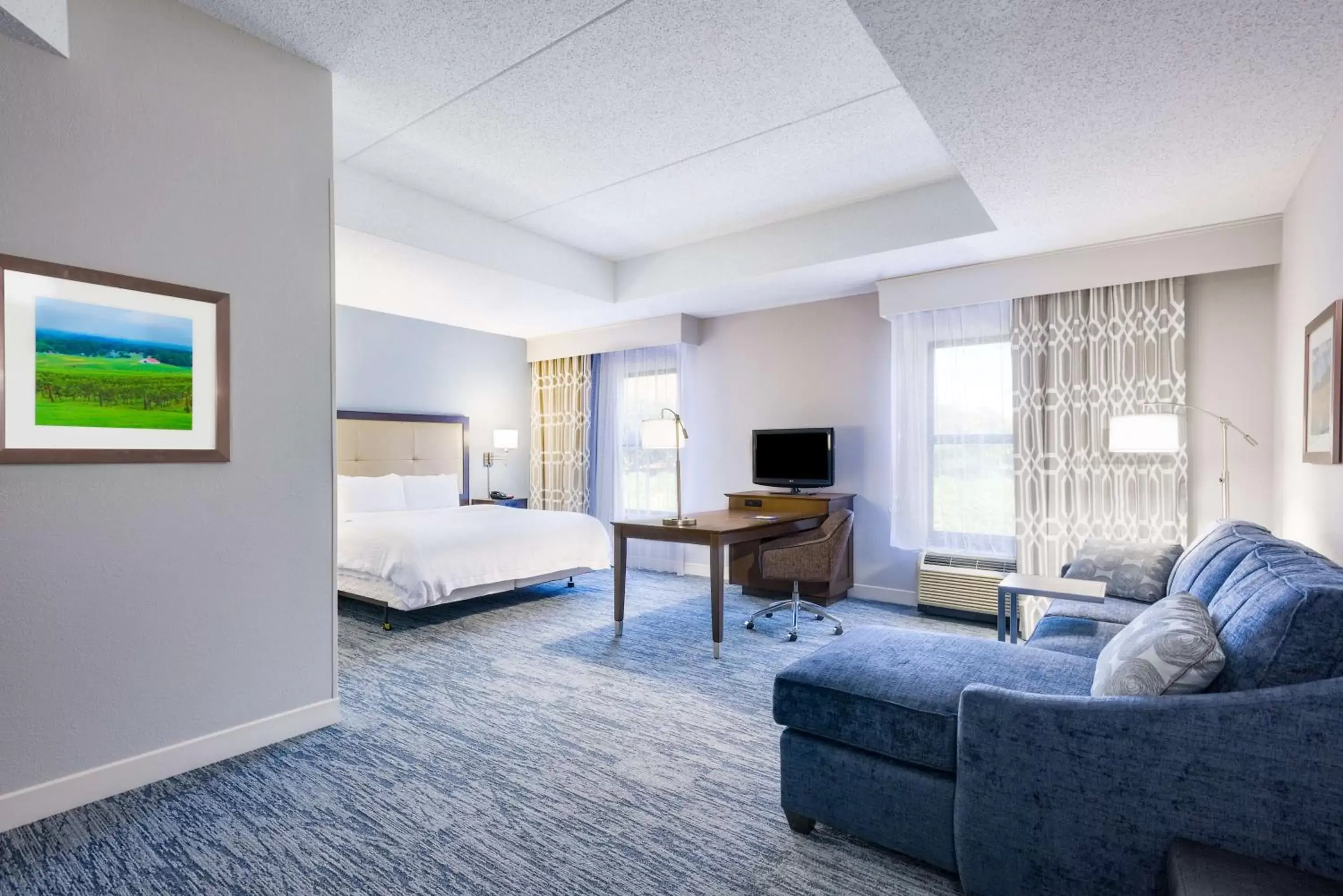 Bedroom, Seating Area in Hampton Inn Mount Airy