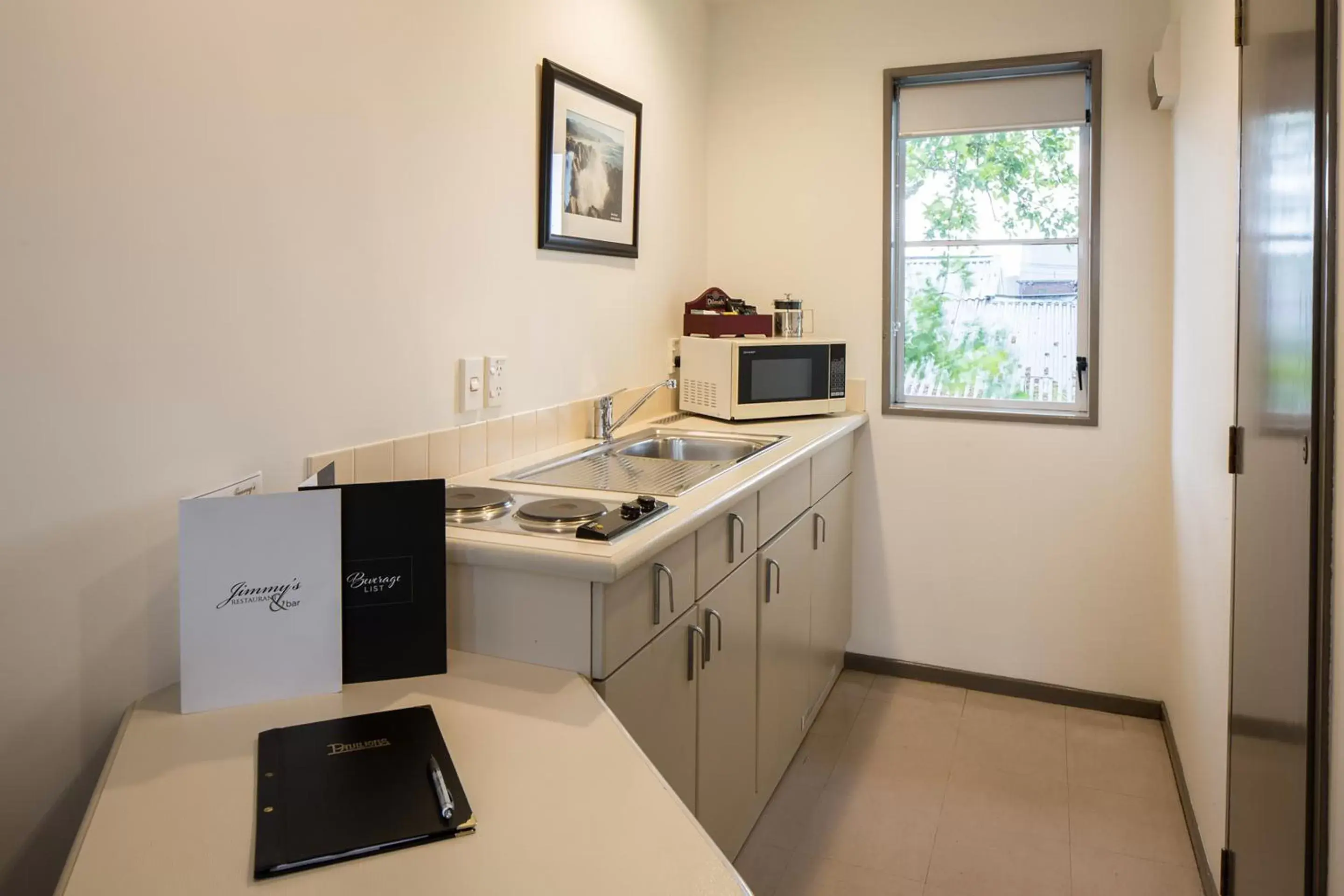 Kitchen or kitchenette, Kitchen/Kitchenette in Pavilions Hotel