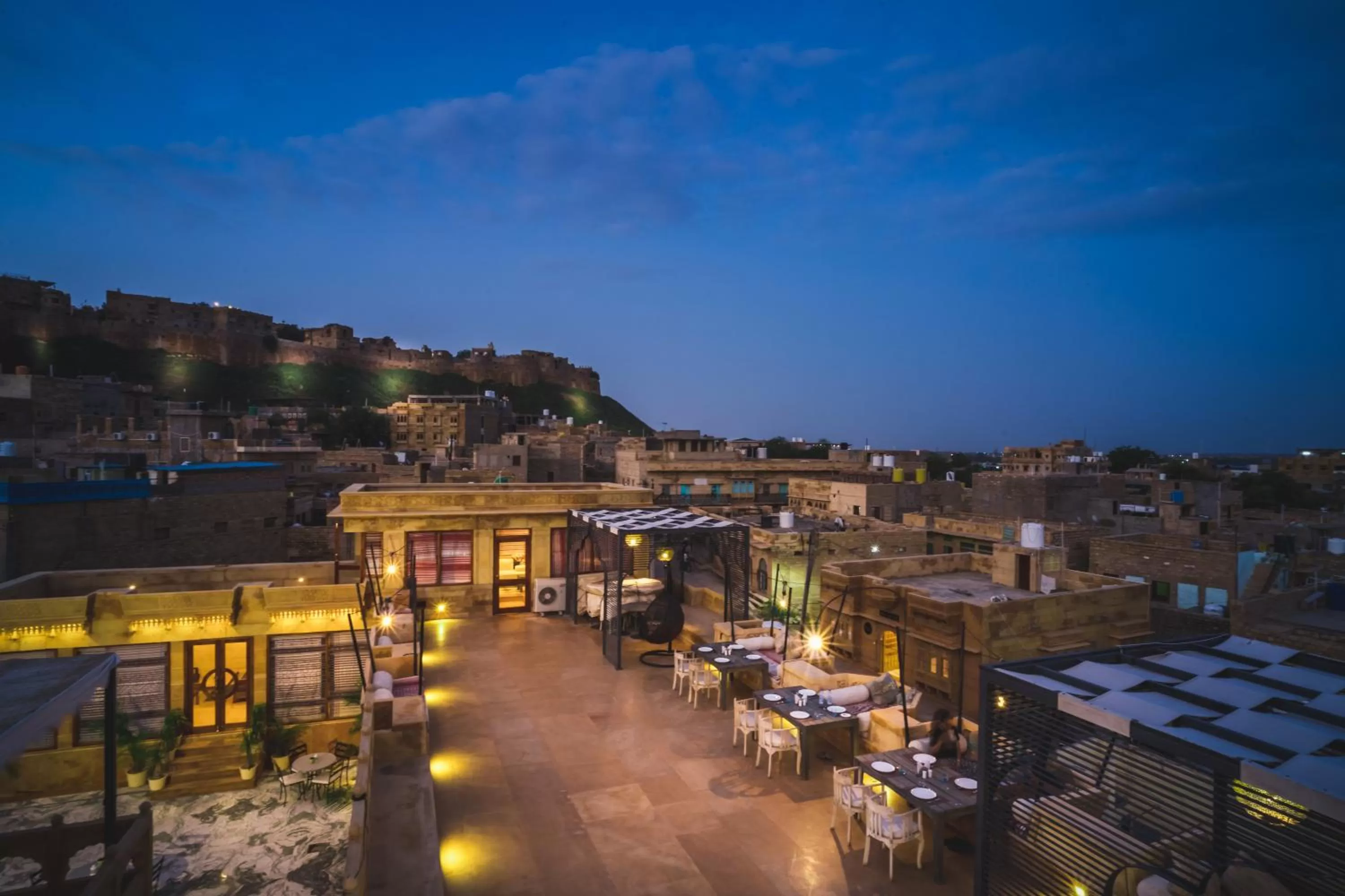 Restaurant/places to eat in Hotel Grand Khalifa