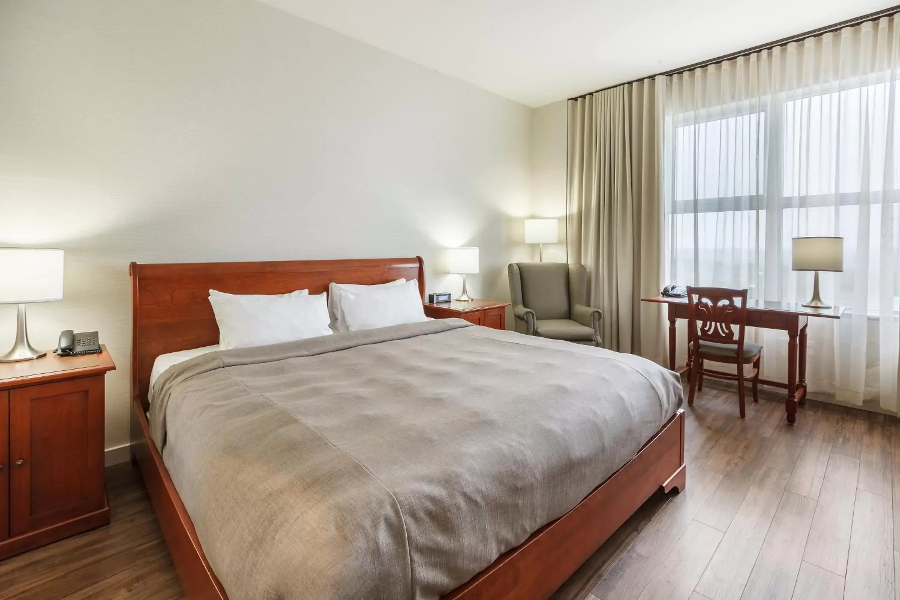 Photo of the whole room, Bed in Hotel Chateau Laurier Québec