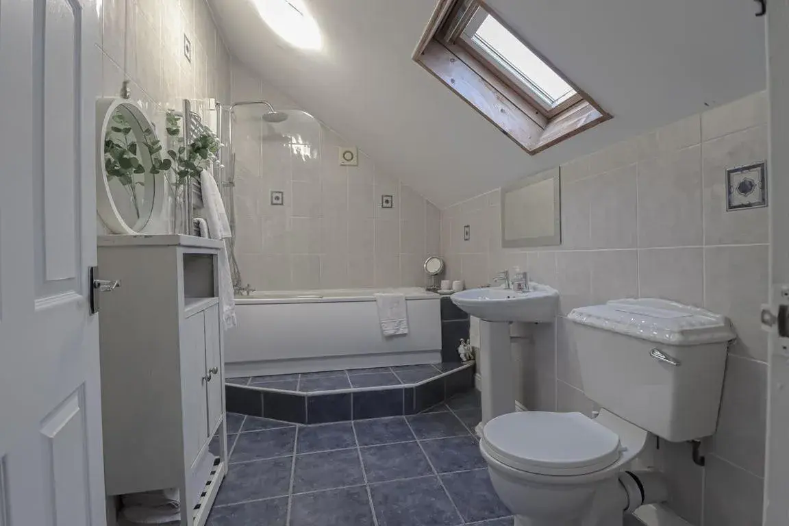 Bathroom in Little Lodge Walcote Lutterworth