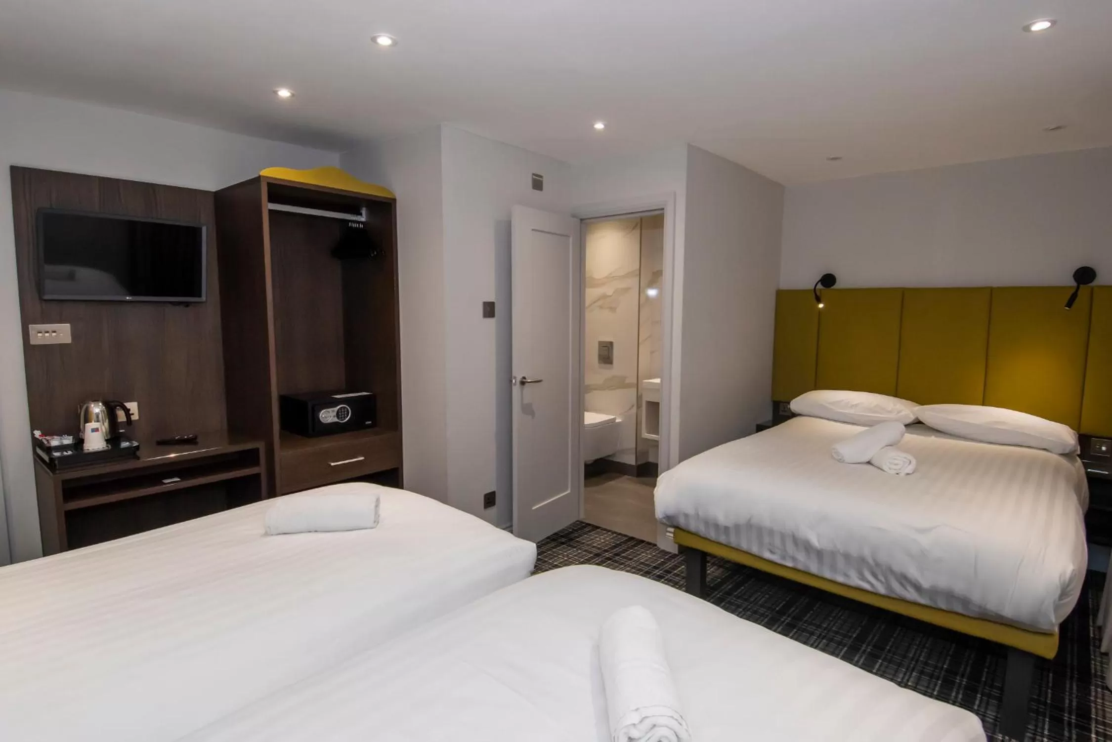 Coffee/tea facilities, Bed in Howard Winchester Hotel