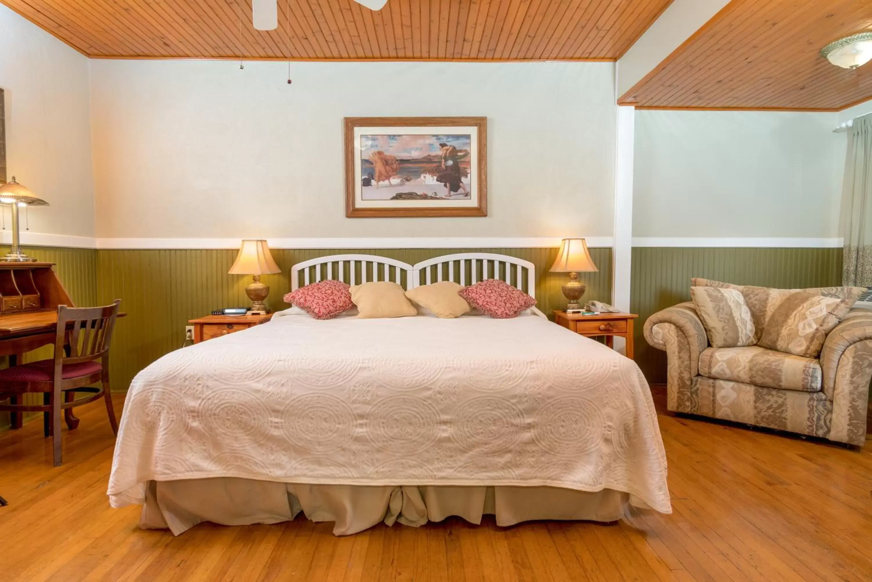 Bed in Highland Lake Inn & Resort - Flat Rock