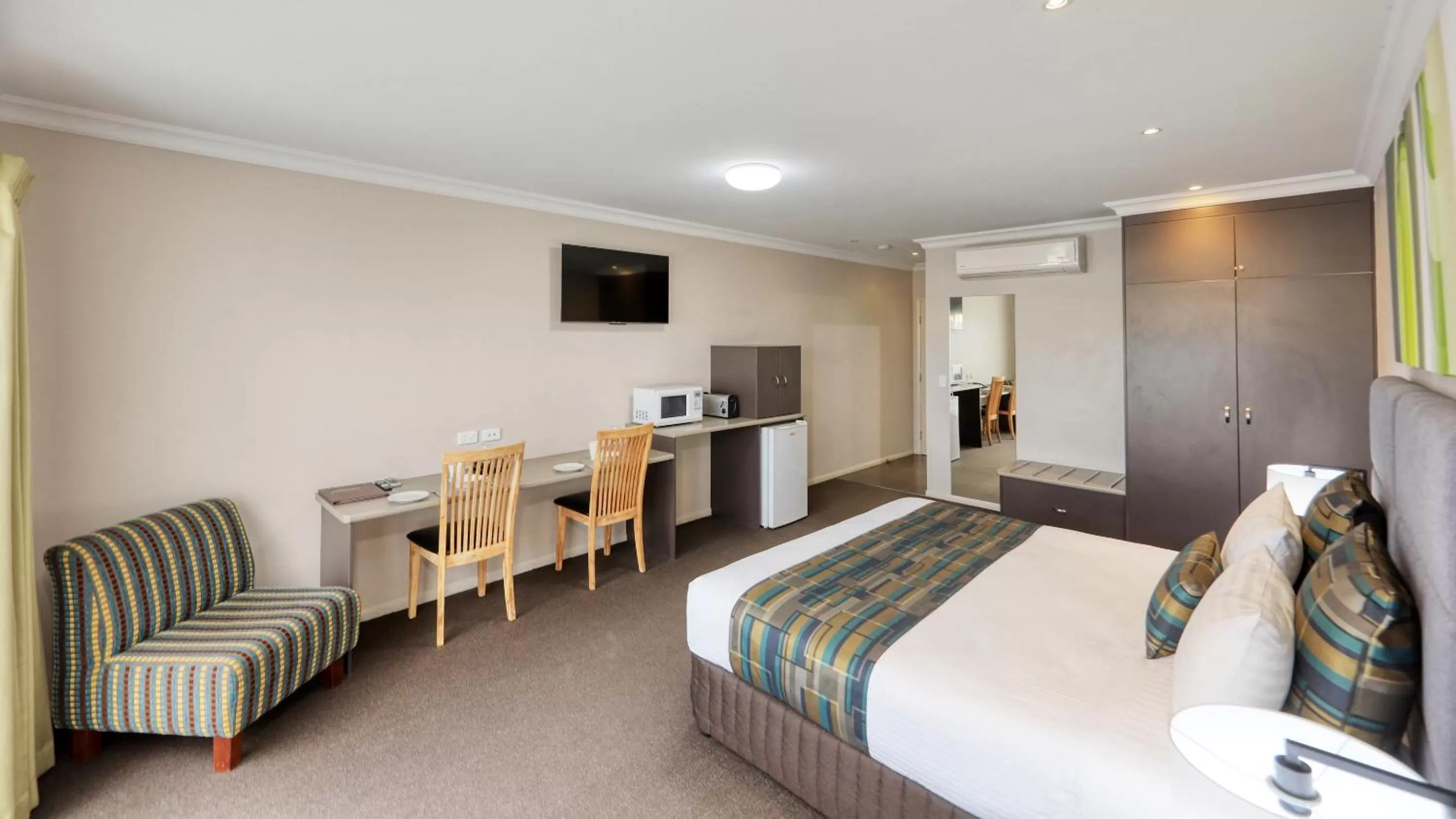 Seating area, Bed in Drovers Motor Inn