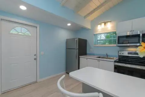 Kitchen/Kitchenette in Sunset Cove Beach Resort