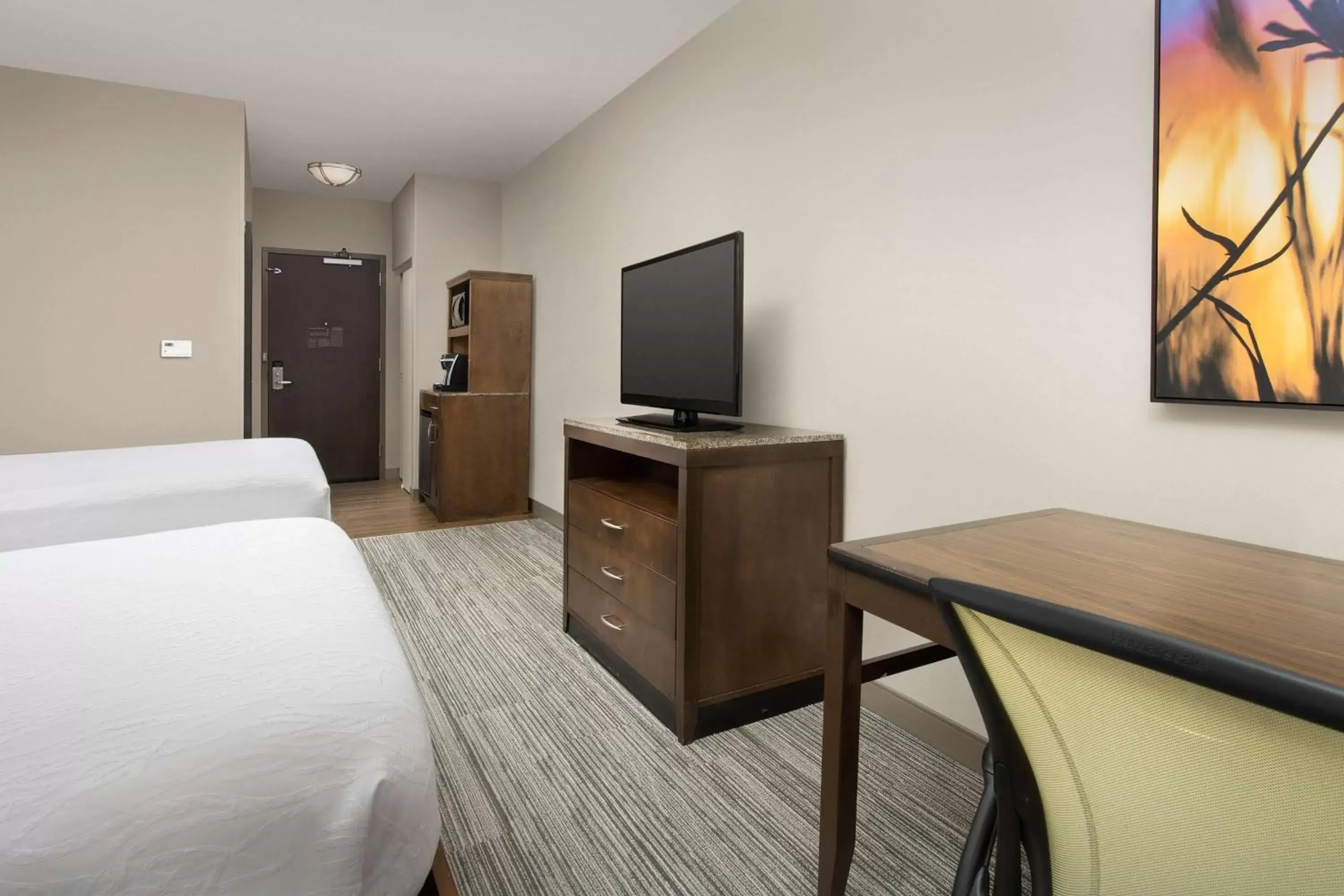 Bedroom, TV/Entertainment Center in Hilton Garden Inn Charlotte Airport