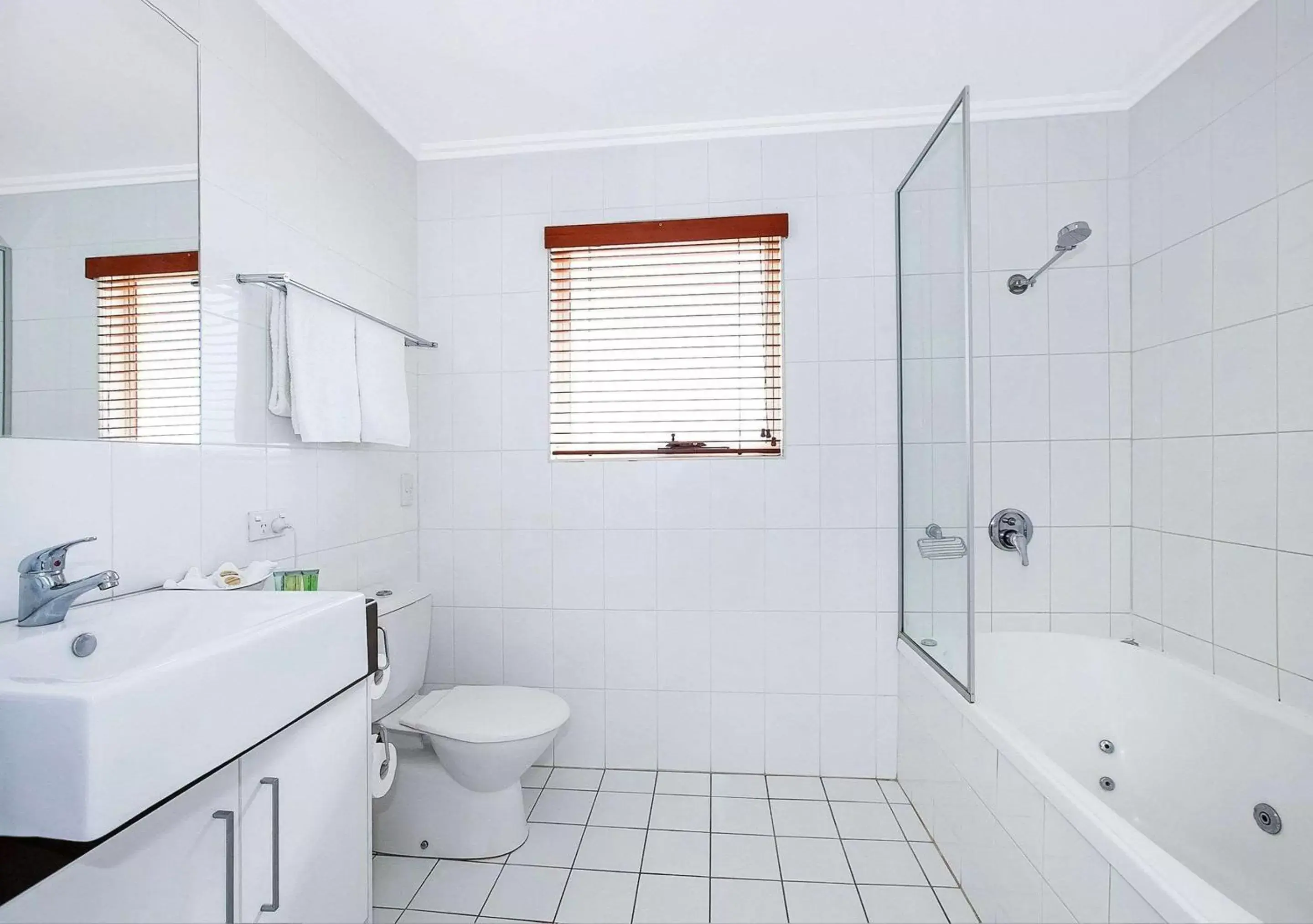 Bathroom in Comfort Inn & Apartments Northgate Airport