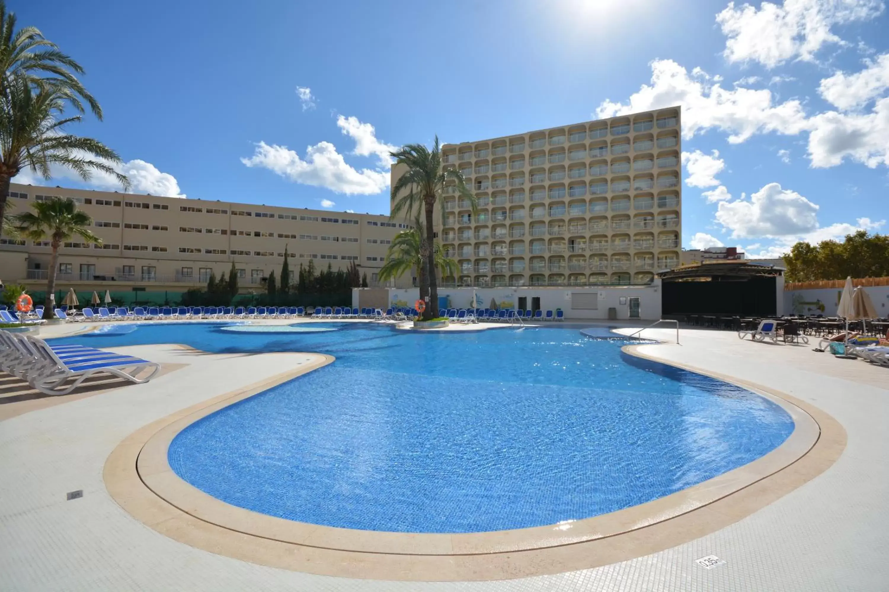 Swimming Pool in Hotel Samos