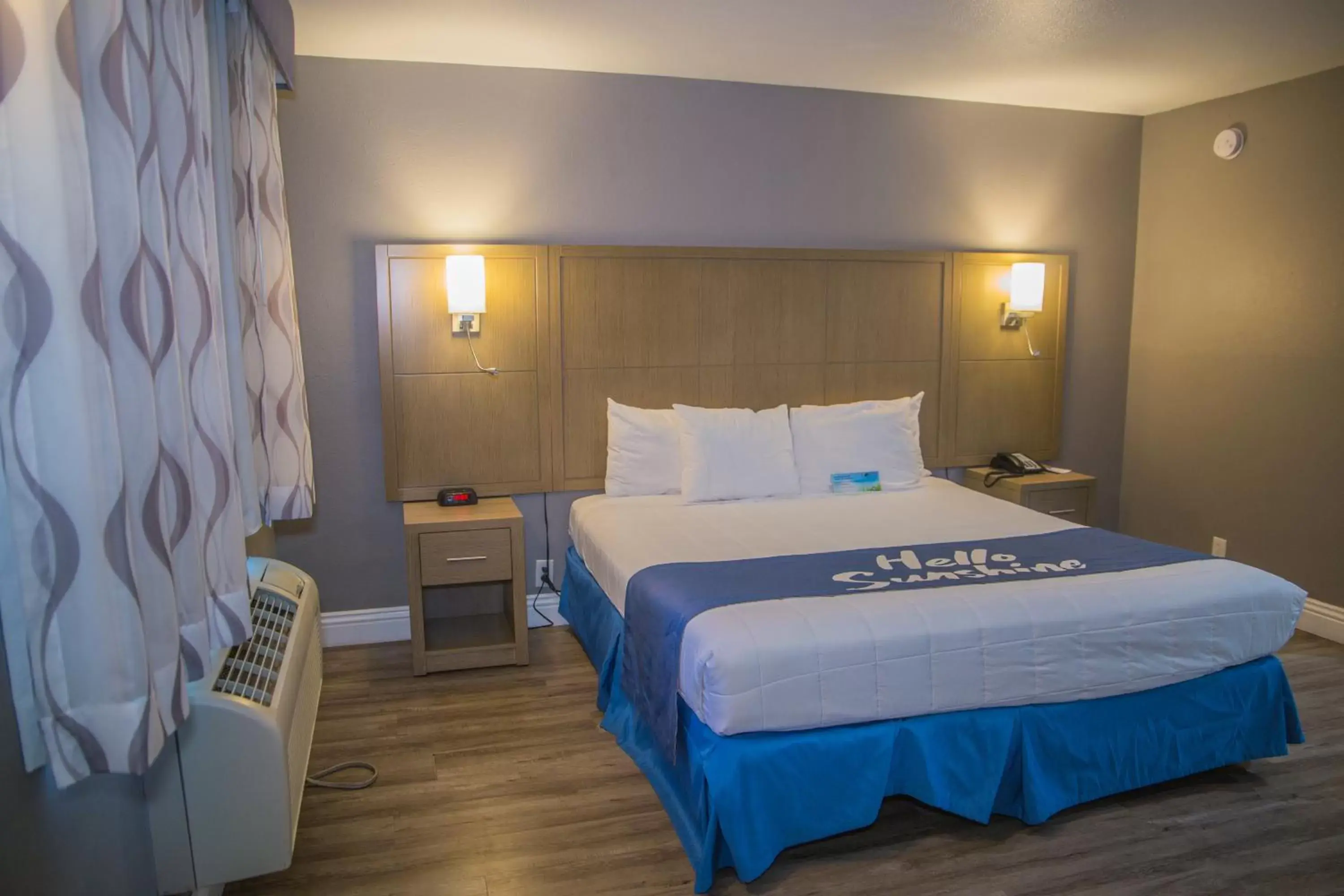 Bed in Days Inn by Wyndham Redwood City Bed in Days Inn by Wyndham Redwood City