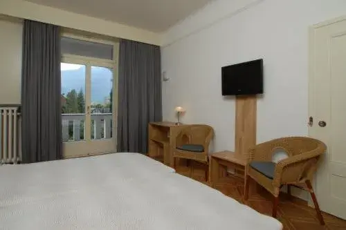 Bed, TV/Entertainment Center in Mattenhof Resort