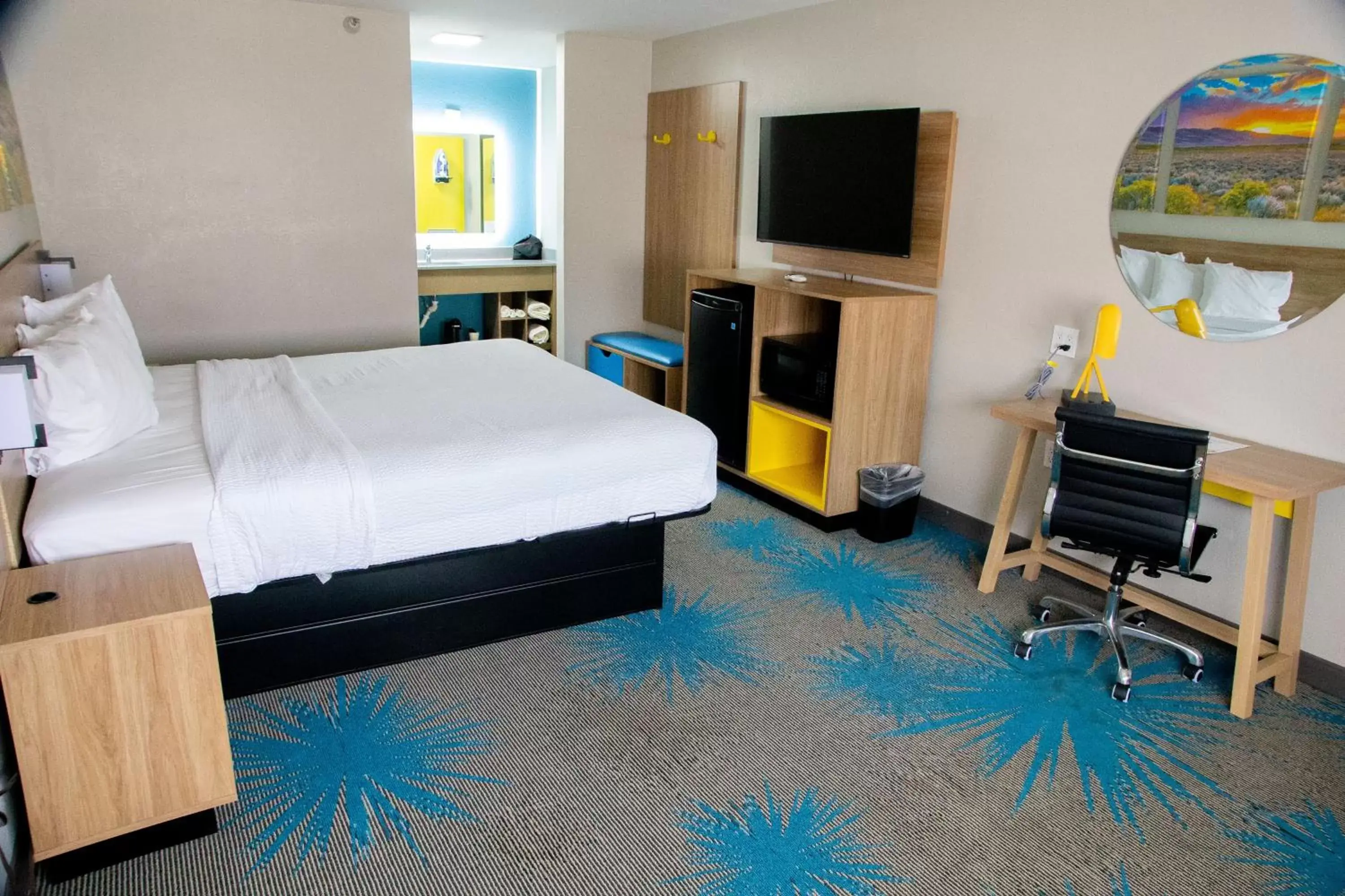 Bed, TV/Entertainment Center in Days Inn by Wyndham Amarillo - Medical Center