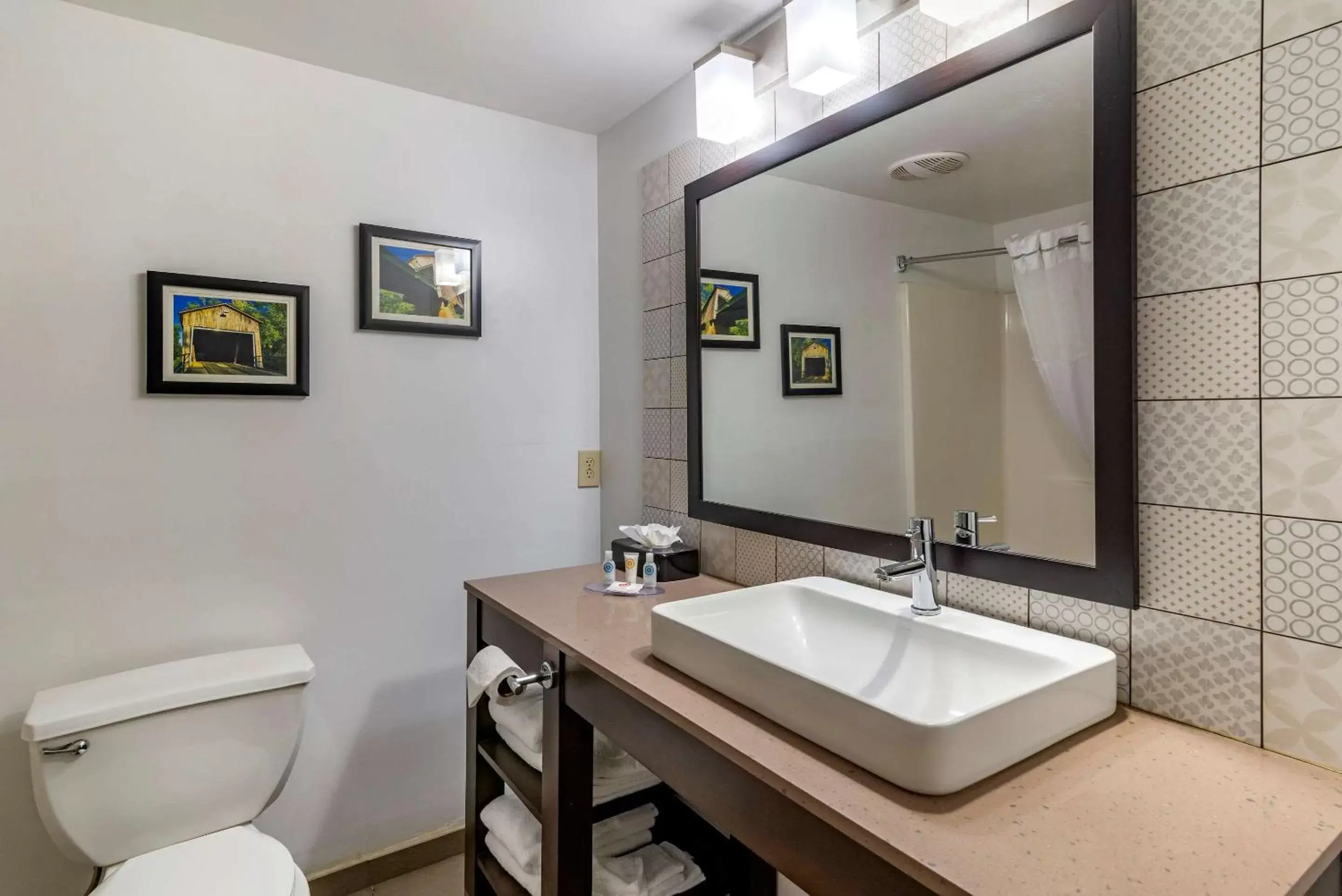 Bedroom, Bathroom in Comfort Inn & Suites Cartersville - Emerson Lake Point