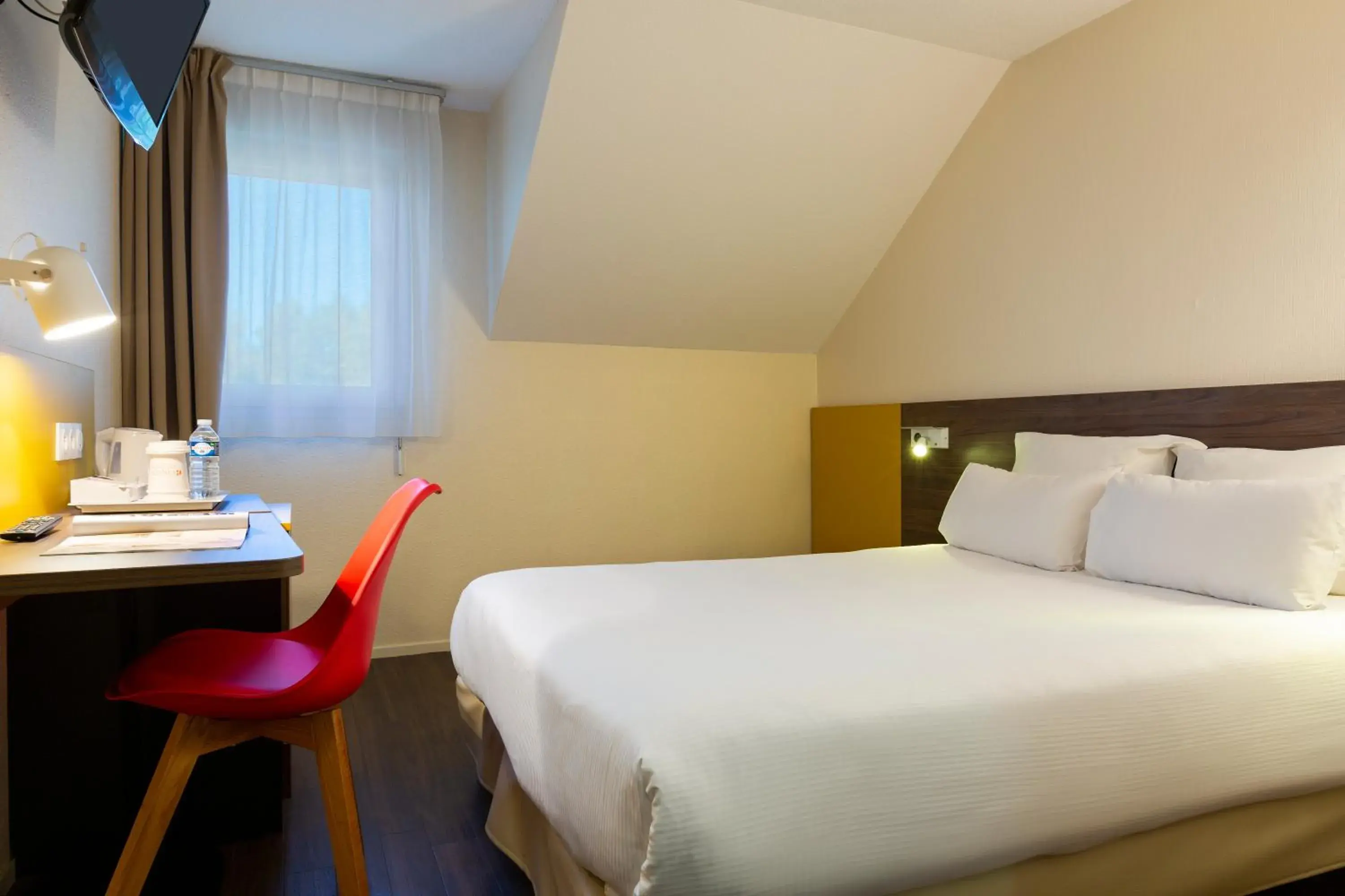 Photo of the whole room, Bed in Comfort Hotel Lille Lomme