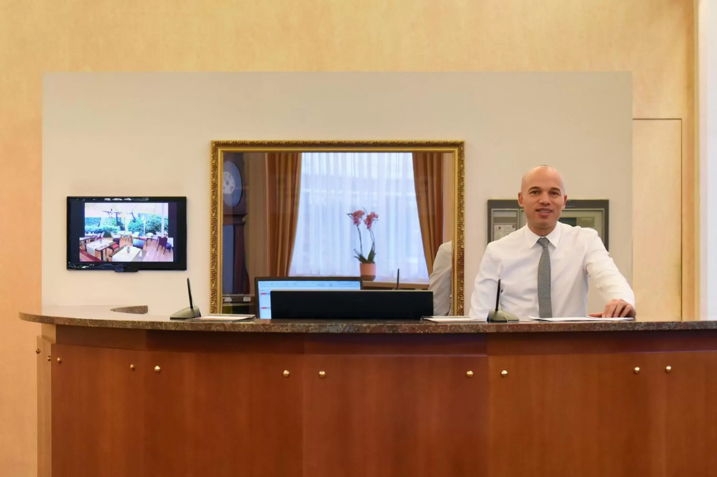 Staff, TV/Entertainment Center in Hotel International & Terminus